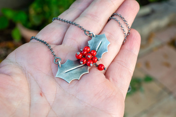 ιδιαίτερο χριστουγεννιατικο δώρο για γυναίκα- χριστουγεννιάτικο κολιέ φύλλο γκι