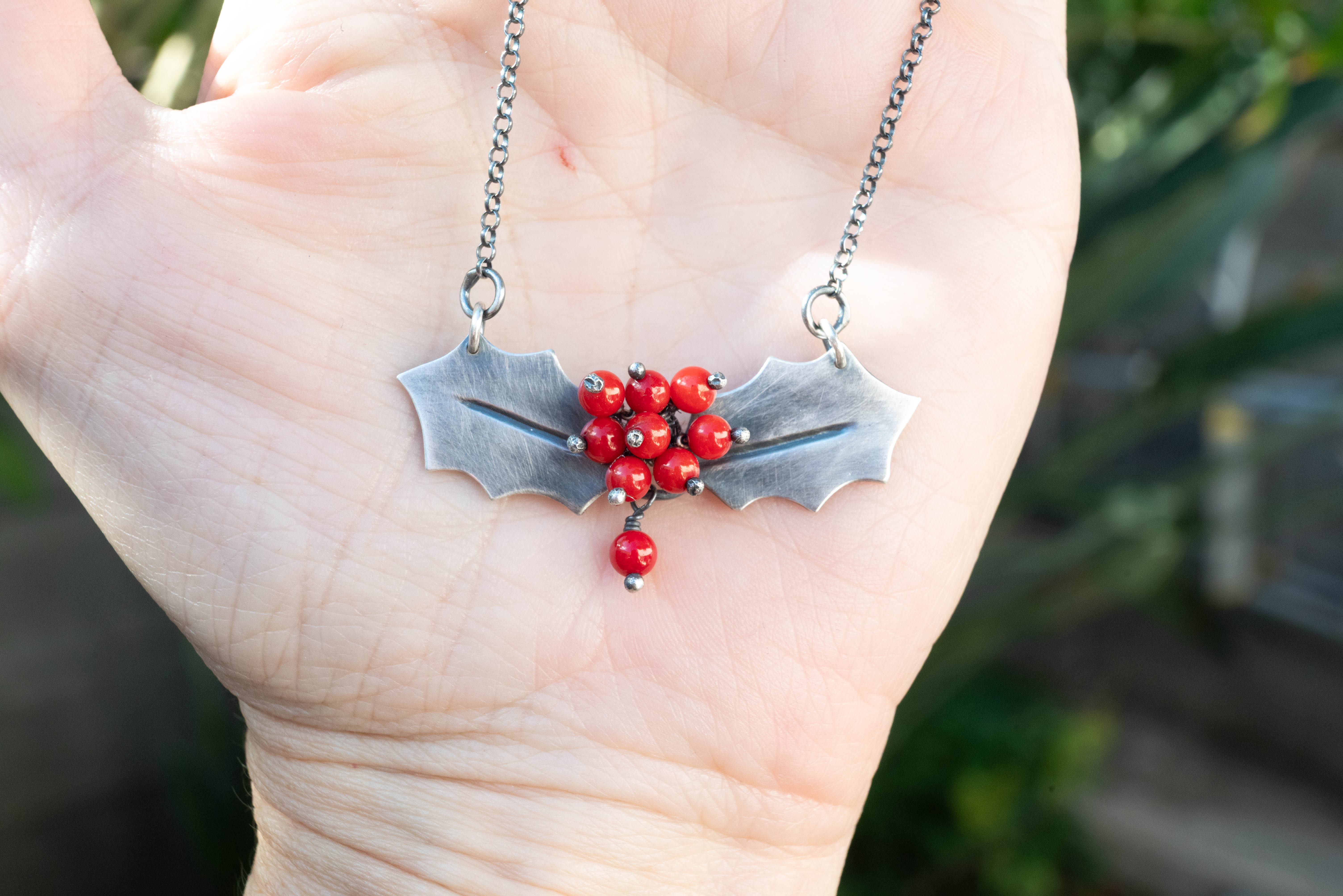 χριστουγεννιάτικο ασημένιο κολιέ με κόκκινο κοράλι σε σχήμα γκι