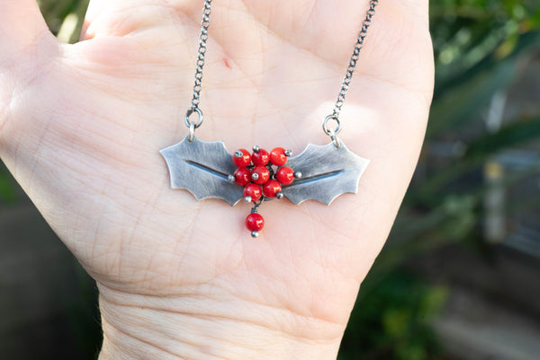 χριστουγεννιάτικο ασημένιο κολιέ με κόκκινο κοράλι σε σχήμα γκι