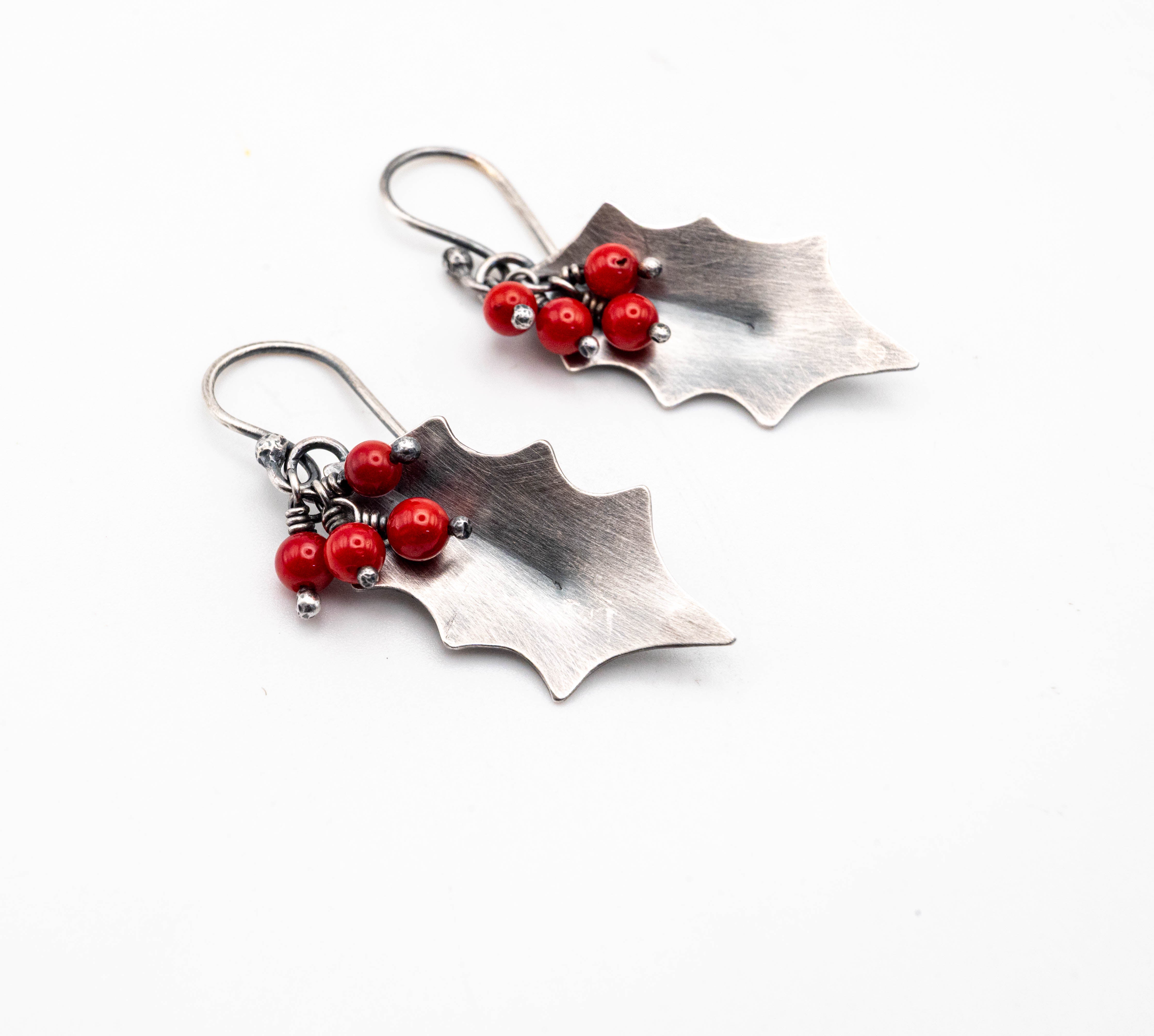 ασημένια χειροποίητα  σκουλαρίκια rustic οξειδωμένα  με  κόκκινη πέτρα