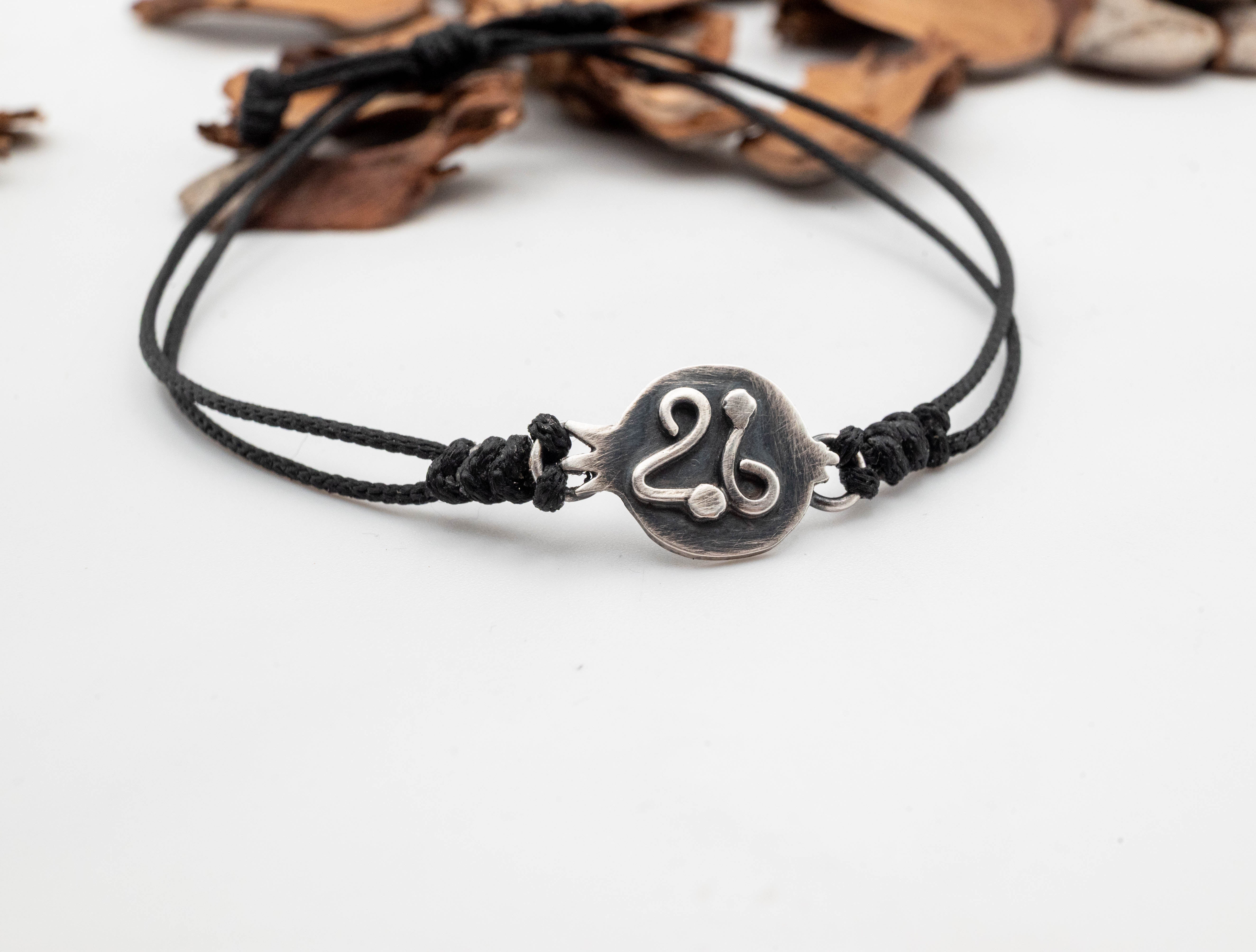 Χειροποίητο βραχιόλι γούρι 2026 με ασημένιο ρόδι