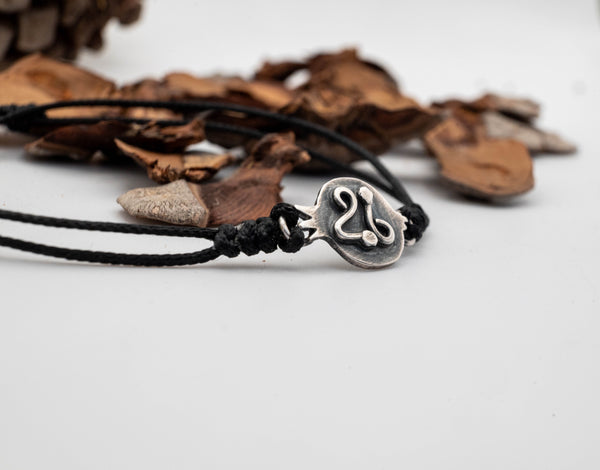 Χειροποίητο βραχιόλι γούρι 2026 με ασημένιο ρόδι