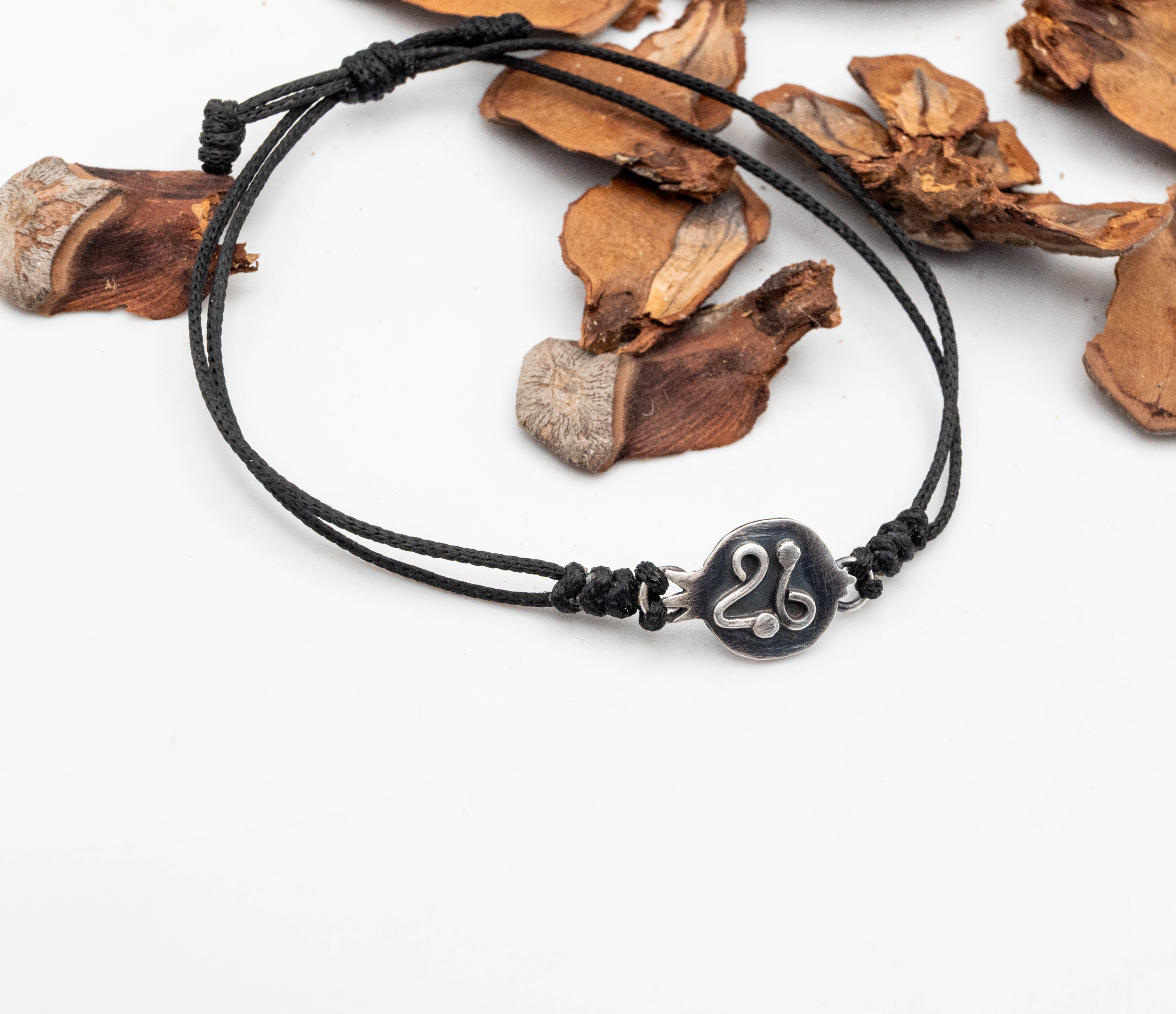 Χειροποίητο βραχιόλι γούρι 2026 με ασημένιο ρόδι