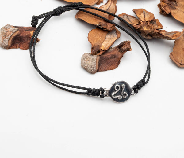 Χειροποίητο βραχιόλι γούρι 2026 με ασημένιο ρόδι