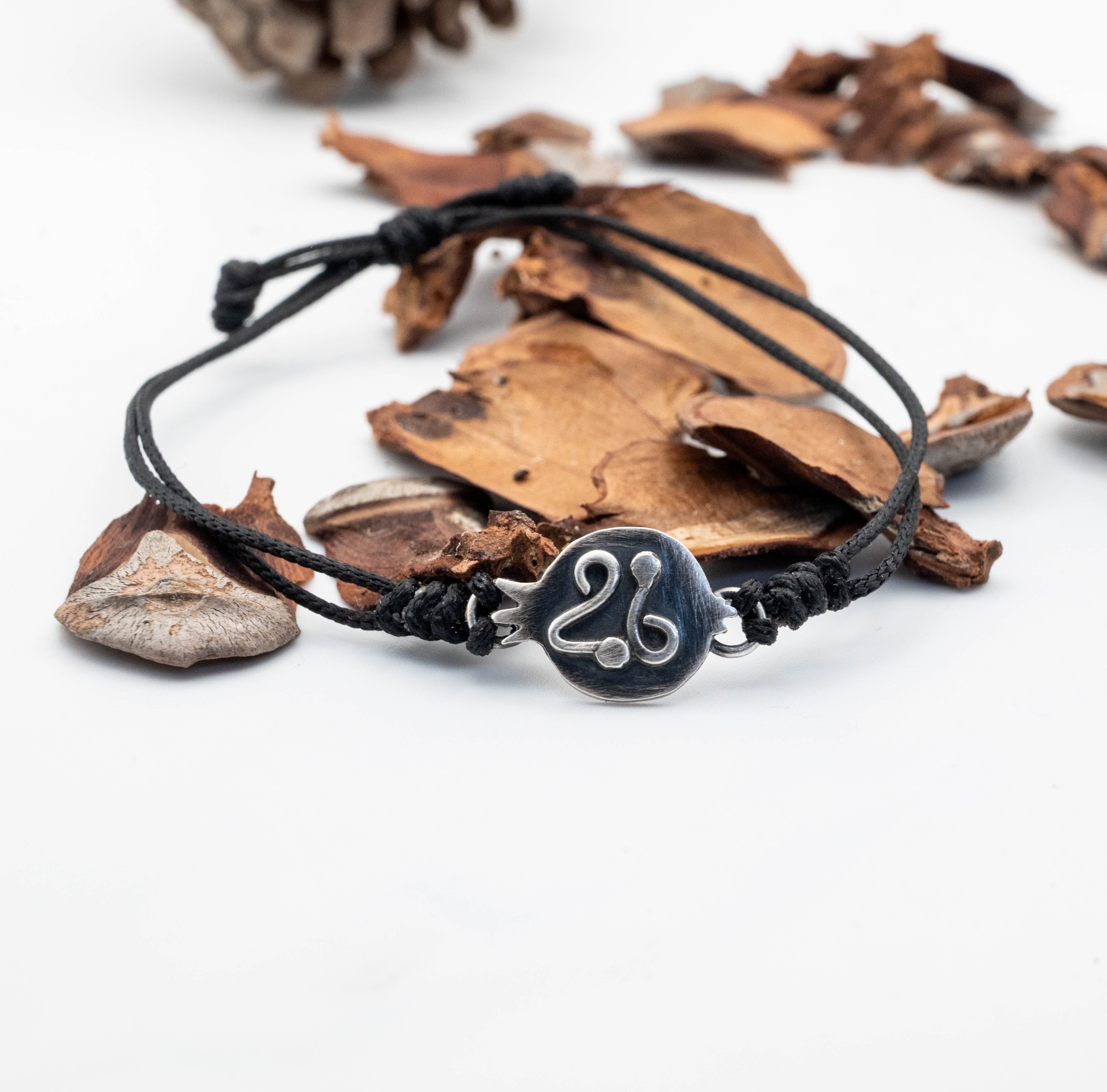 Χειροποίητο βραχιόλι γούρι 2026 με ασημένιο ρόδι