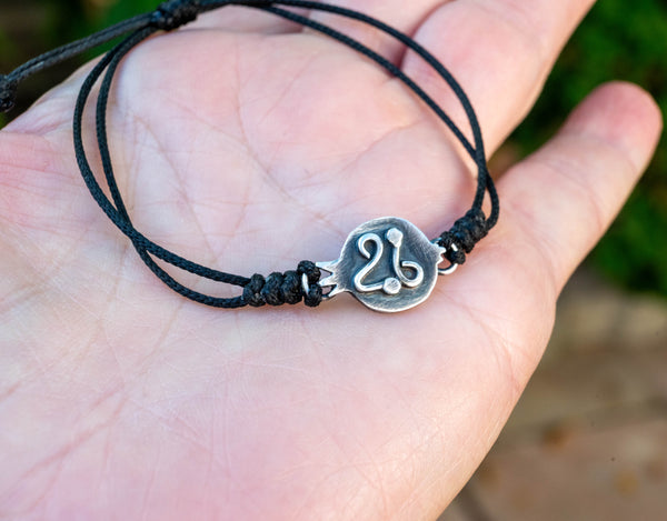 Χειροποίητο βραχιόλι γούρι 2026 με ασημένιο ρόδι