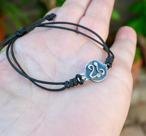 Χειροποίητο βραχιόλι γούρι 2026 με ασημένιο ρόδι