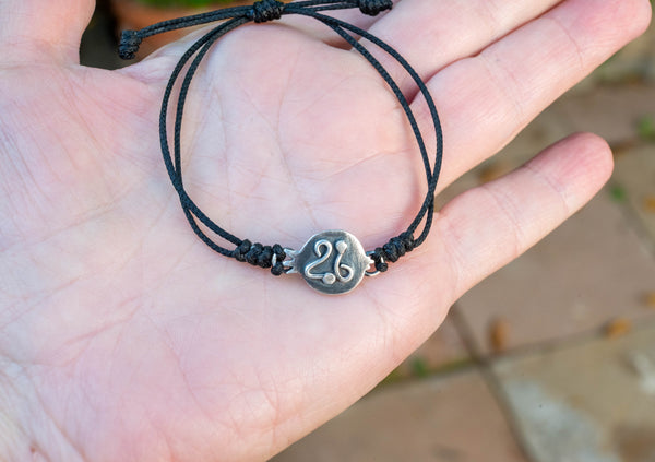 Χειροποίητο βραχιόλι γούρι 2026 με ασημένιο ρόδι