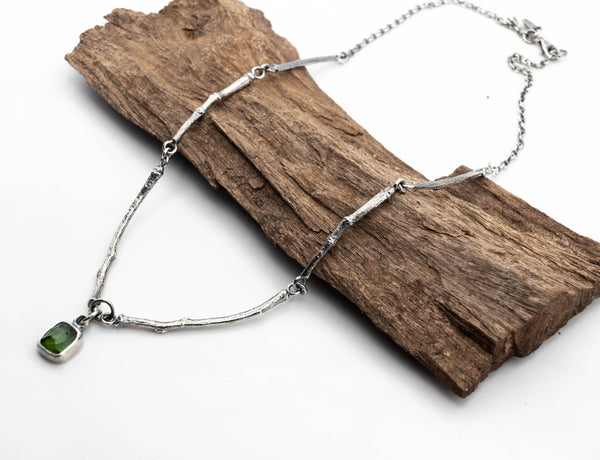 κολιέ κλαδί από ασήμι 925 με φυσική πράσινη τουρμαλίνη