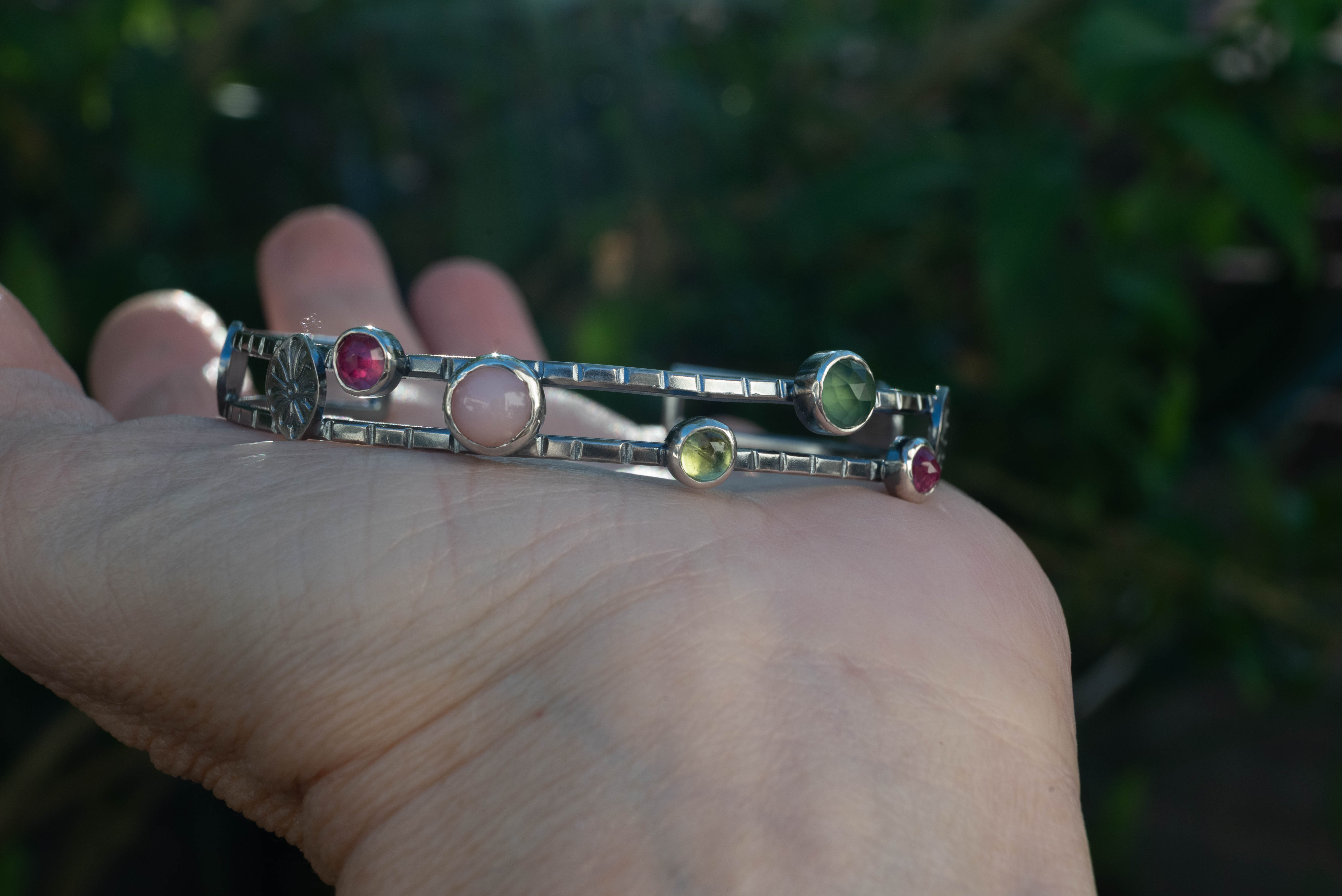 γυναικείο βραχιόλι με συνδυασμό πολύτιμων και ημιπολύτιμων λίθων