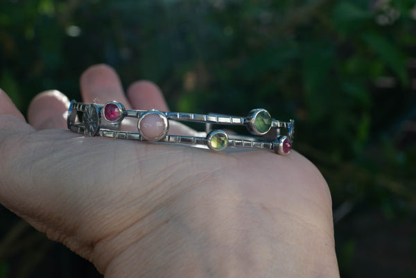 γυναικείο βραχιόλι με συνδυασμό πολύτιμων και ημιπολύτιμων λίθων