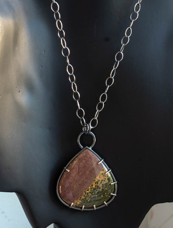 κρεμαστό ασημένιο κολιέ με πρωτότυπη πέτρα