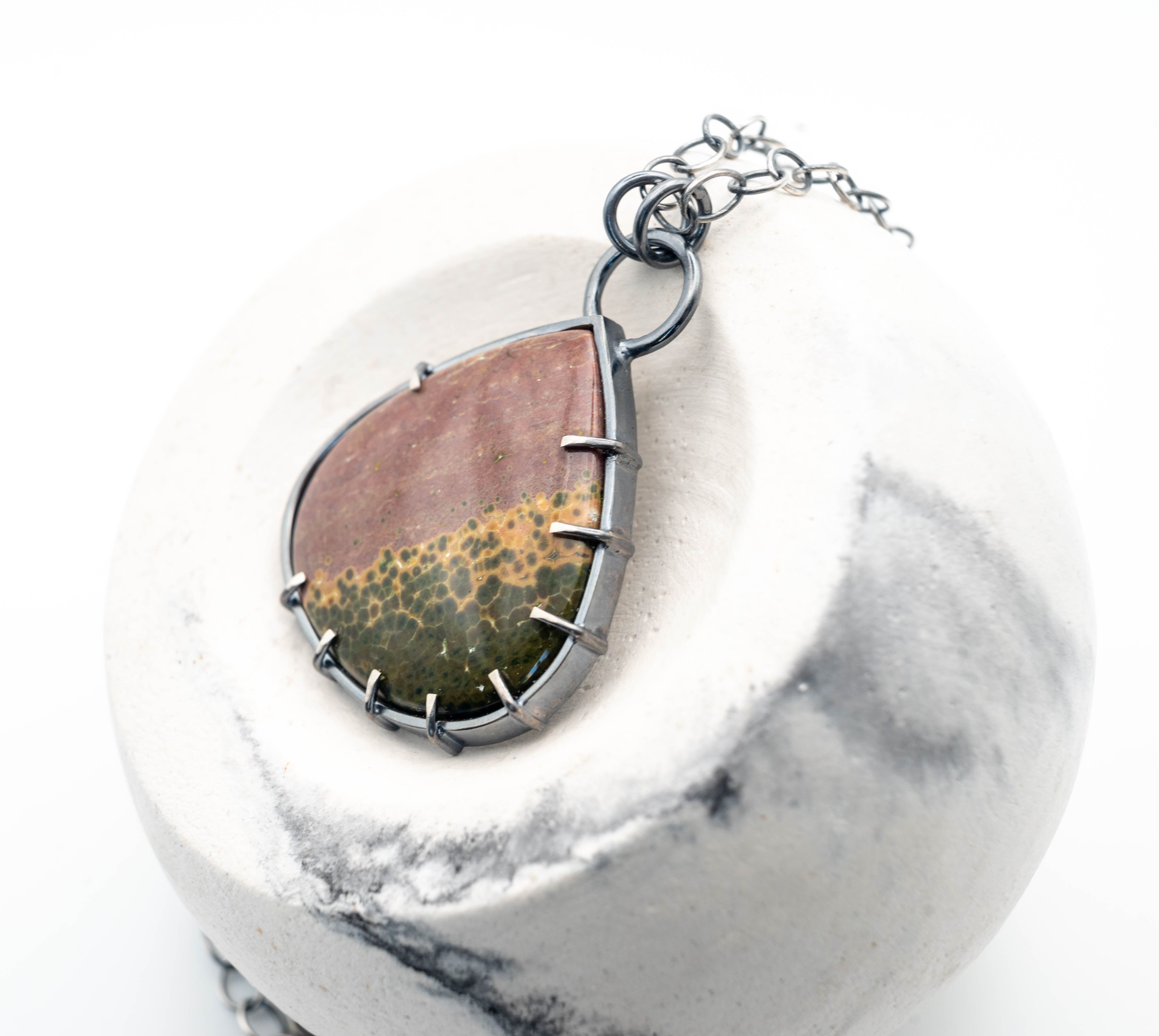 ασημένιο κολίε με ημιπολύτιμο λίθο ίασπις