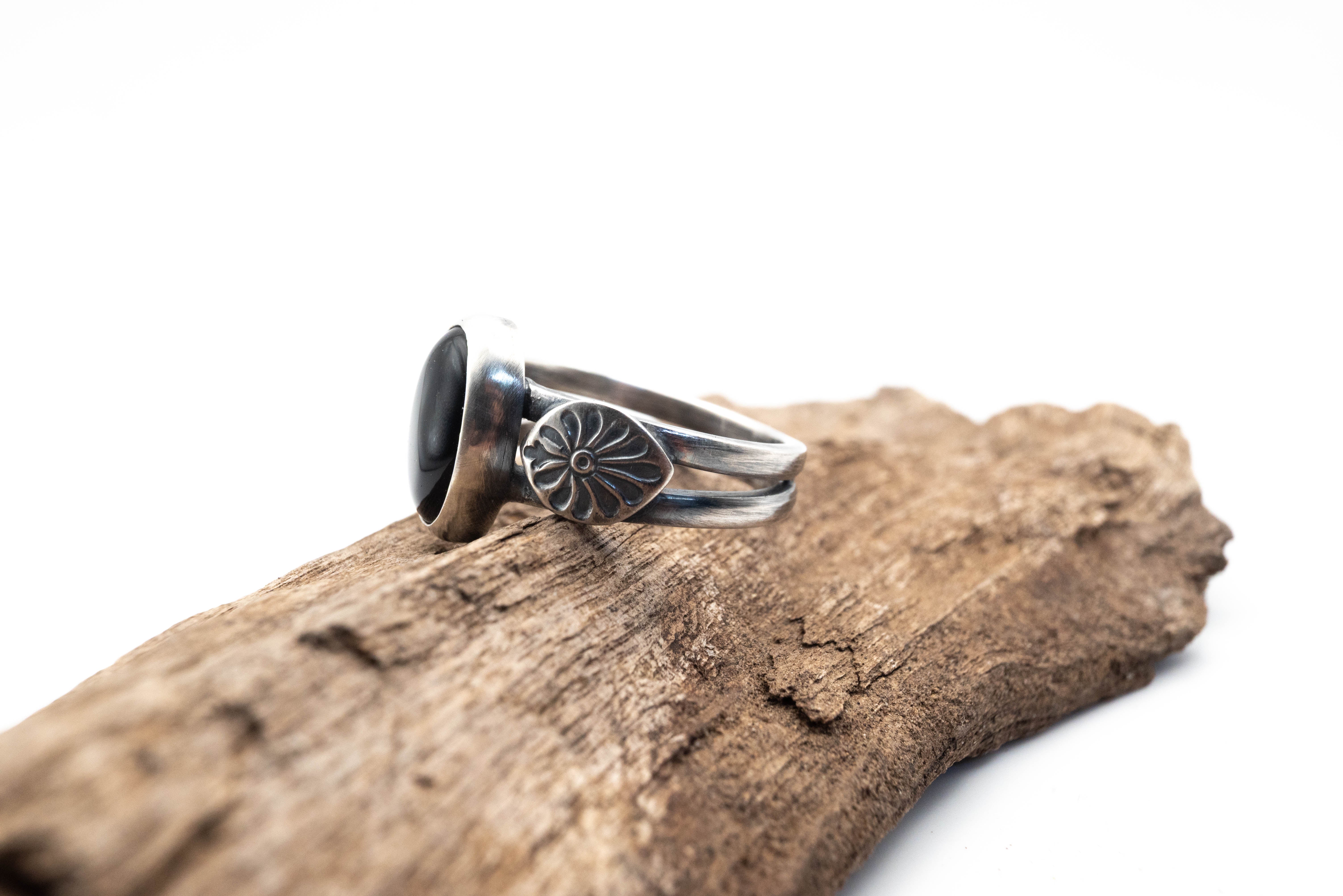 Χειροποίητο Ασημένιο Δαχτυλίδι με Μαύρο Όνυχα – Οξειδωμένο, Μοναδικό