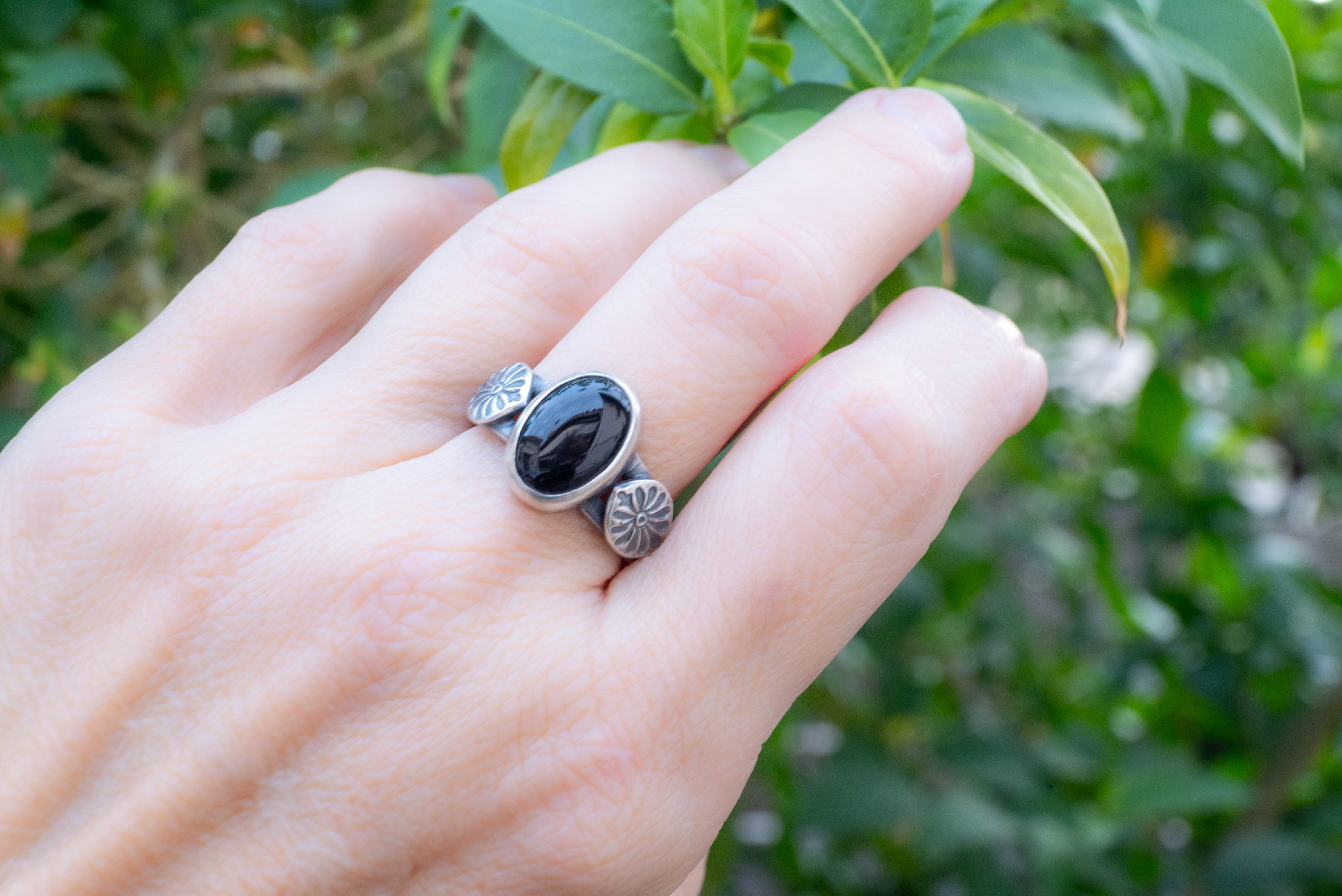 χειροποίητο ασημένιο δαχτυλίδι με μαύρο όνυχα