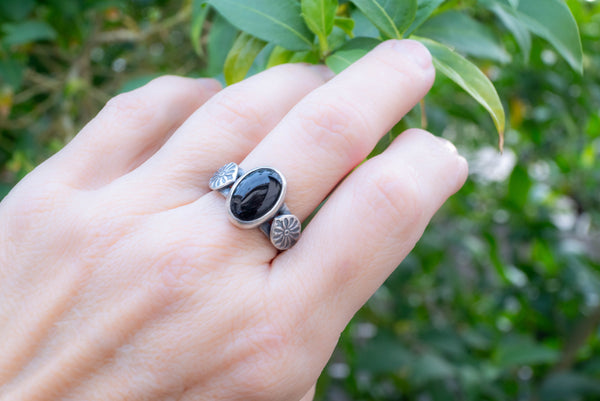 χειροποίητο ασημένιο δαχτυλίδι με μαύρο όνυχα
