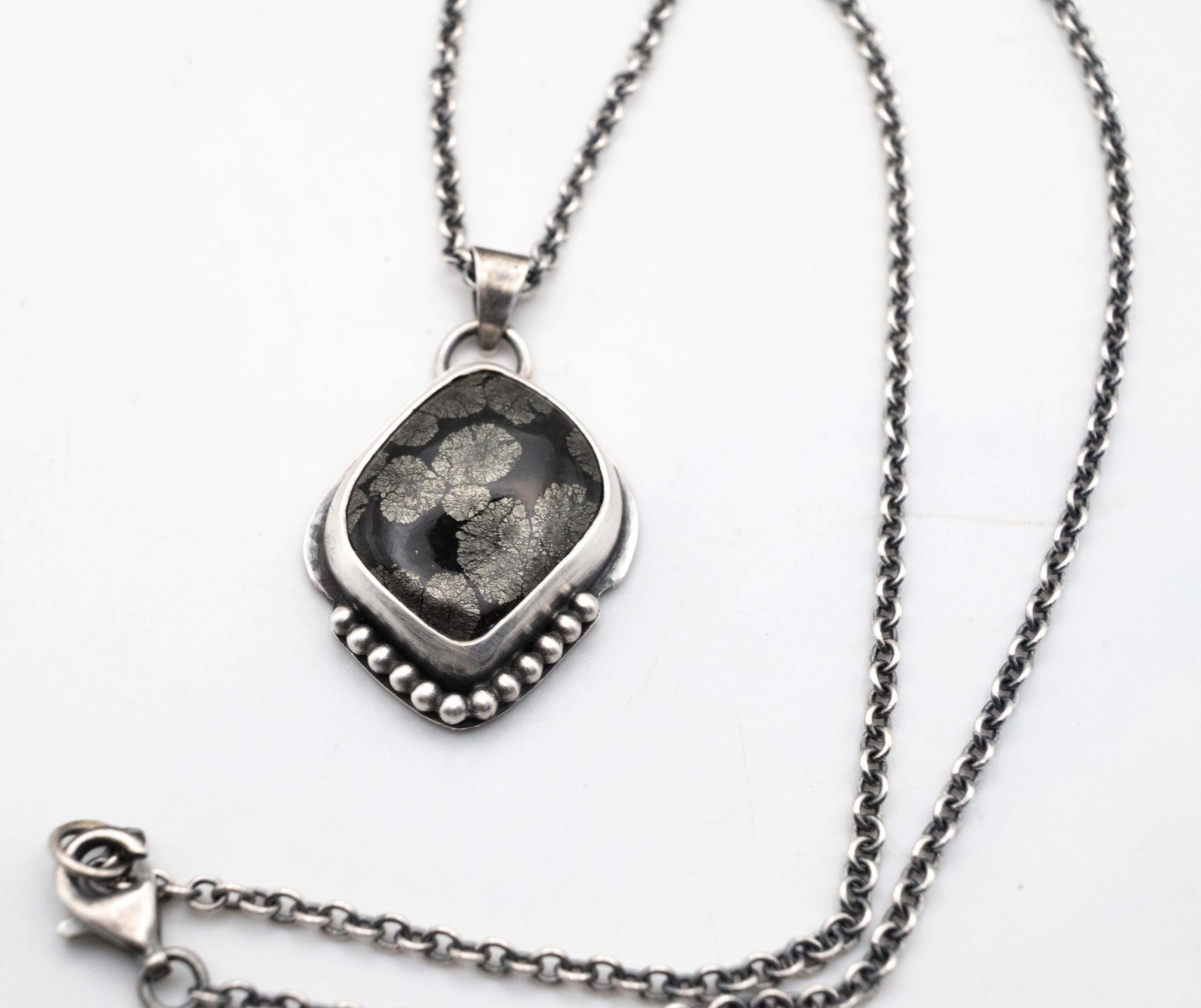 καλλιτεχνικό ασημένιο κολιέ με πέτρα