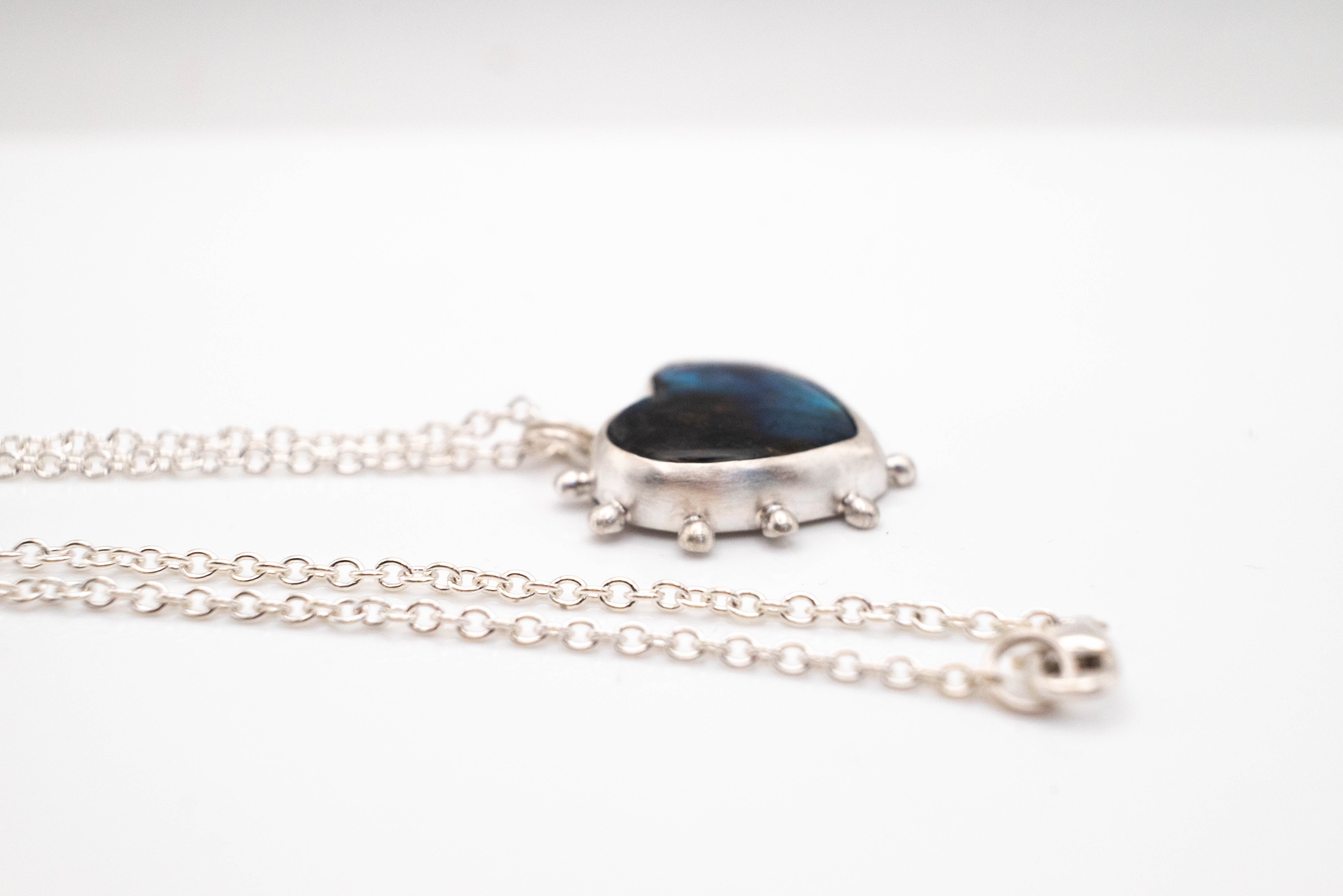 Χειροποίητο Ασημένιο Κολιέ Καρδιά με Φυσικό Λαμπραδορίτη