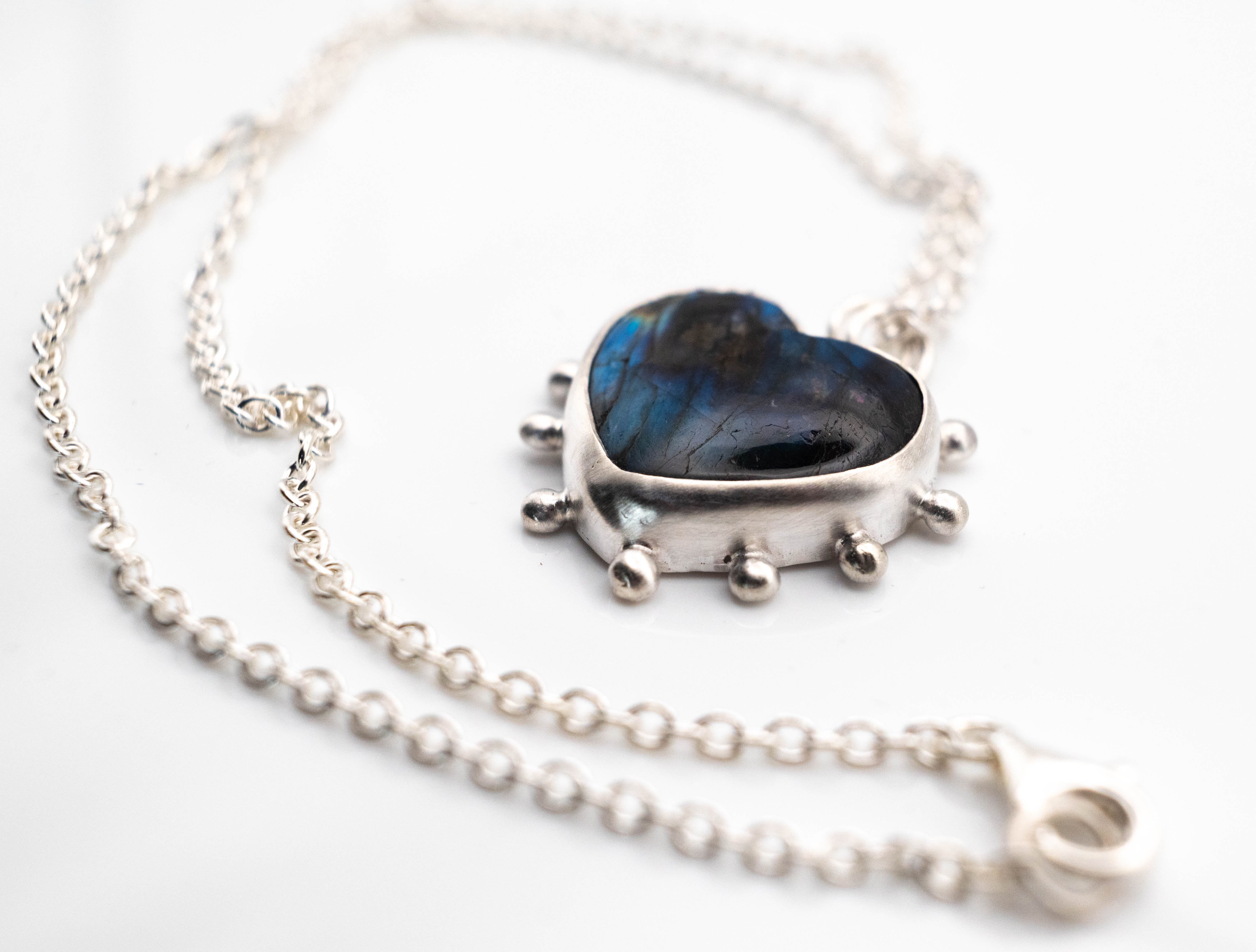 Χειροποίητο Ασημένιο Κολιέ Καρδιά με Φυσικό Λαμπραδορίτη