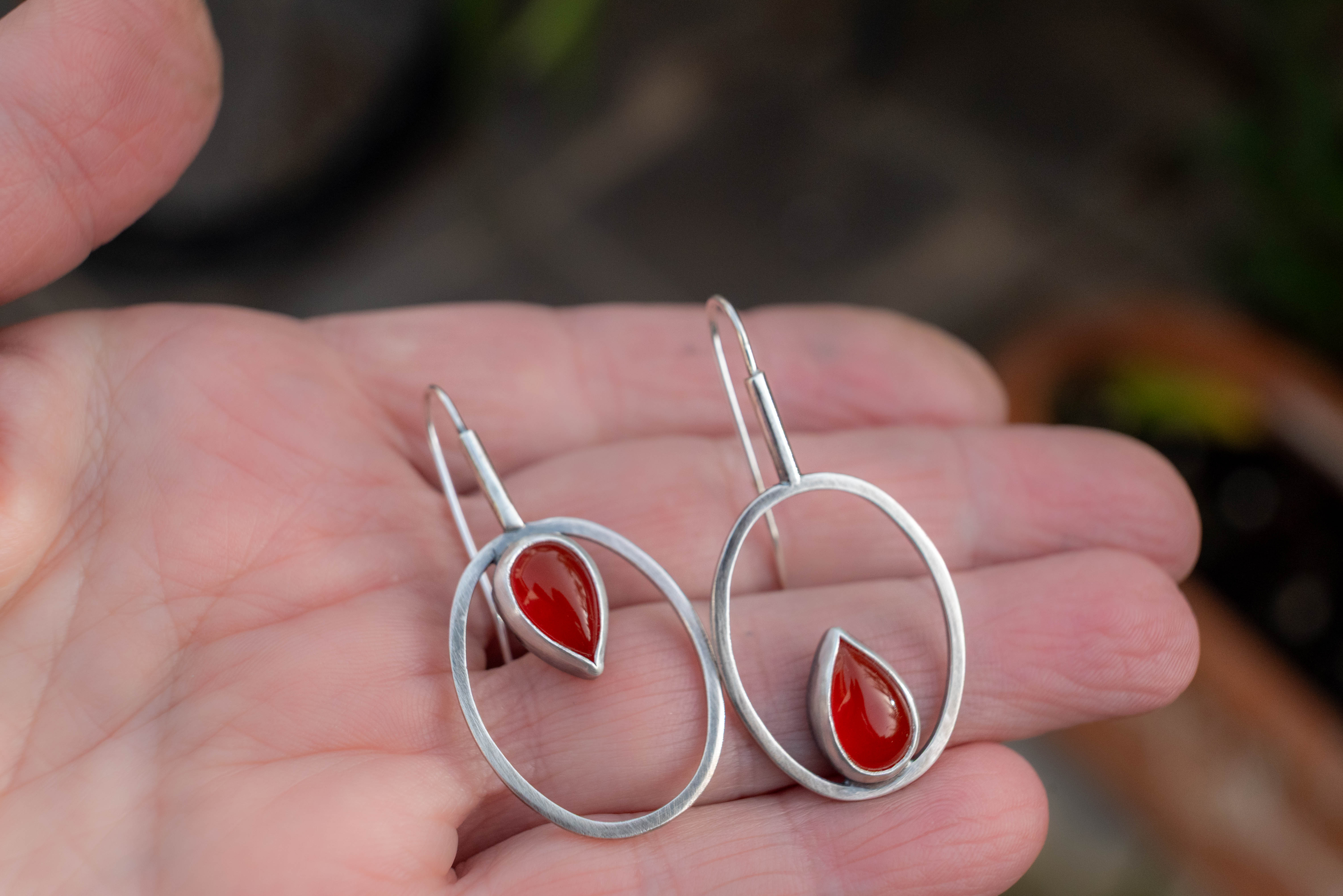 ιδιαίτερα σκουλαρίκια με φυσική πέτρα