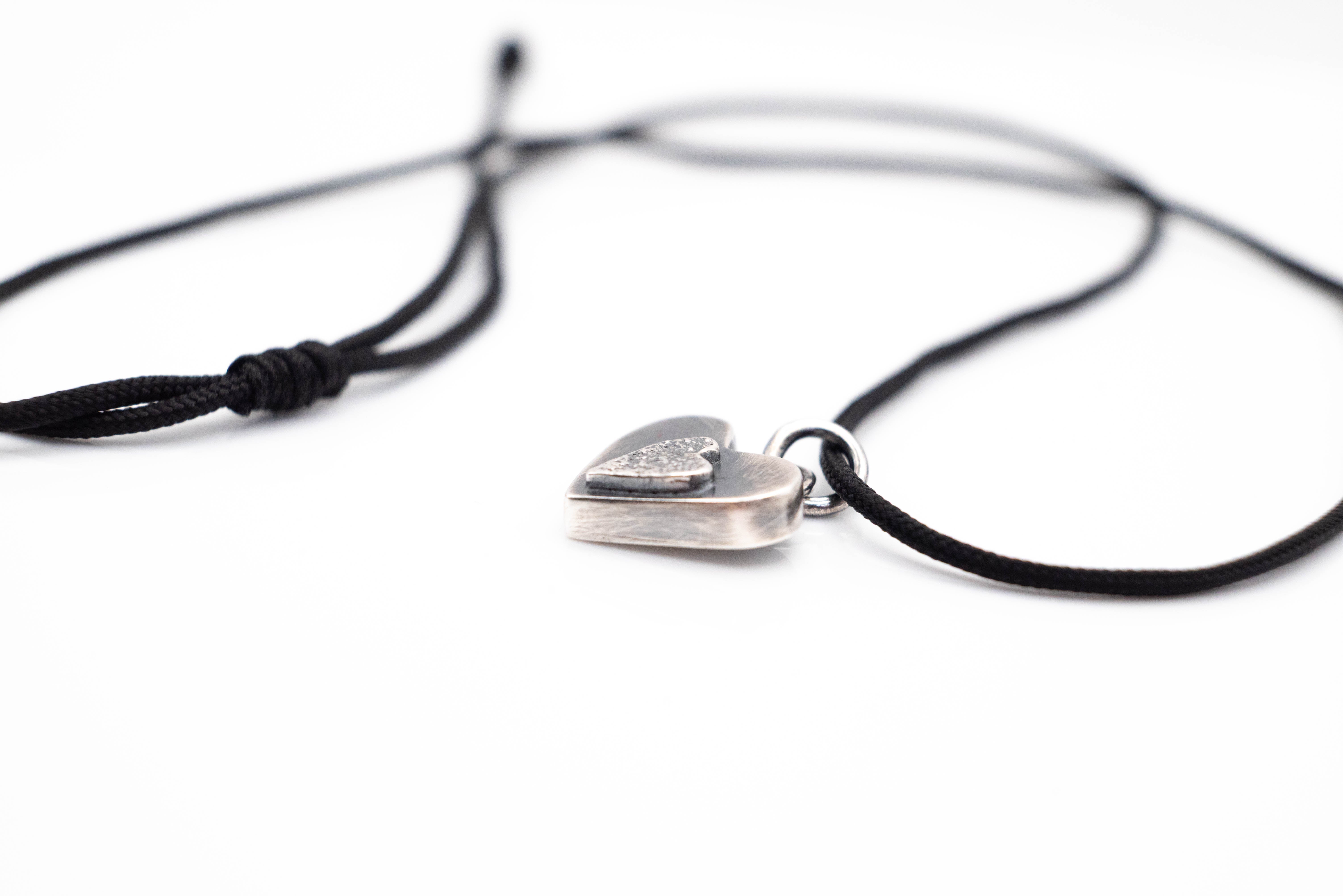κολιέ καρδιά με μαύρο κορδόνι
