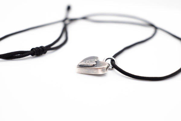 κολιέ καρδιά με μαύρο κορδόνι