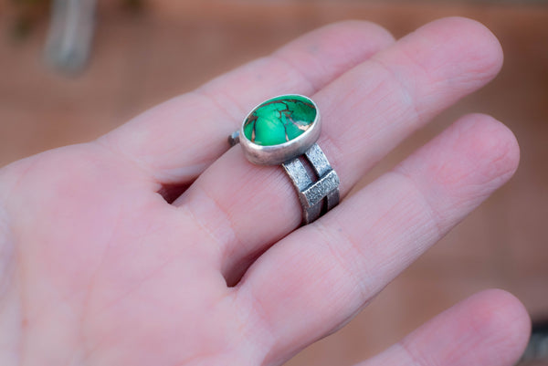 δαχτυλίδι με ημιπολύτιμη πράσινη πέτρα