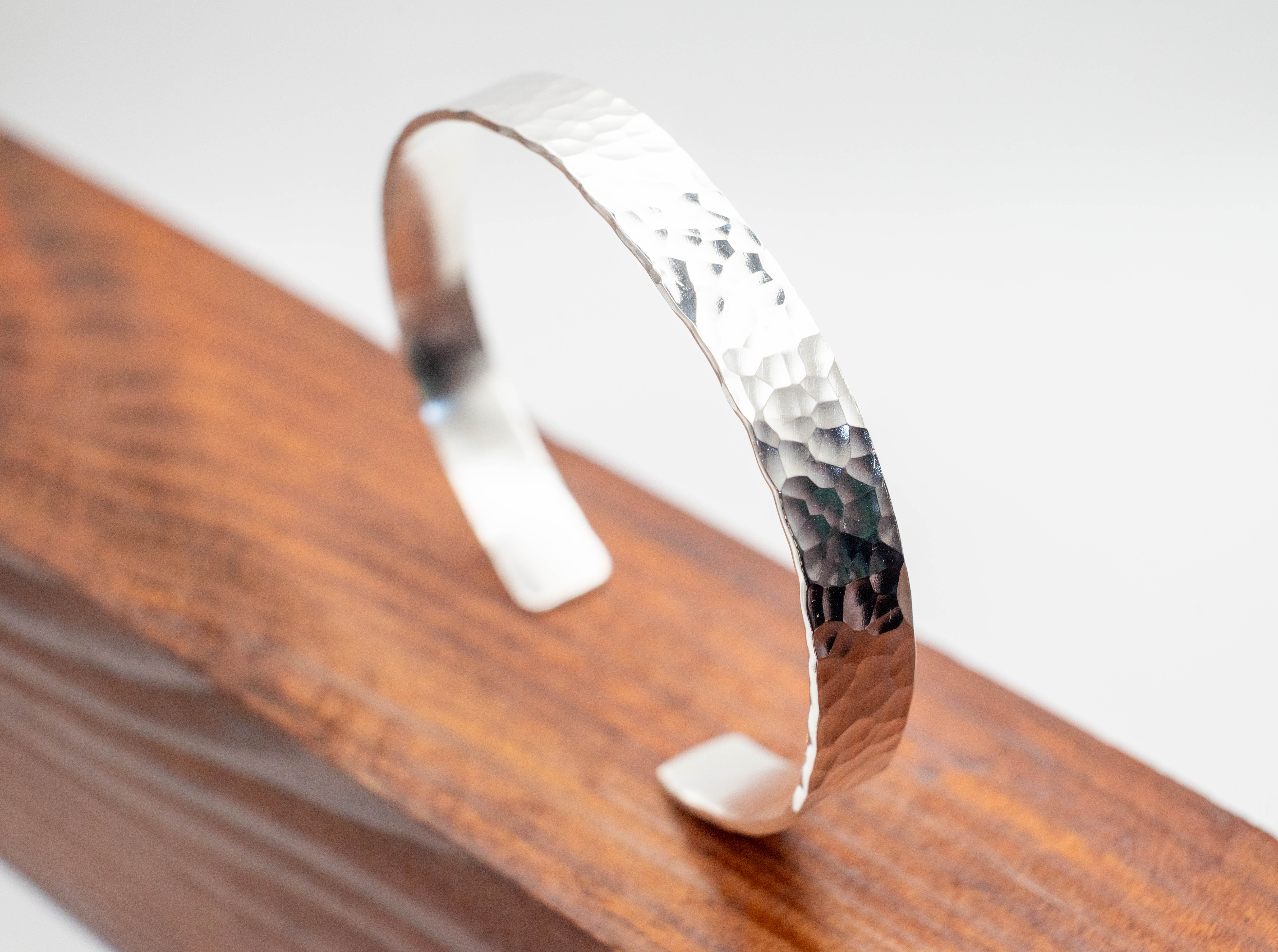 μοντέρνο ασημένιο βραχιόλι