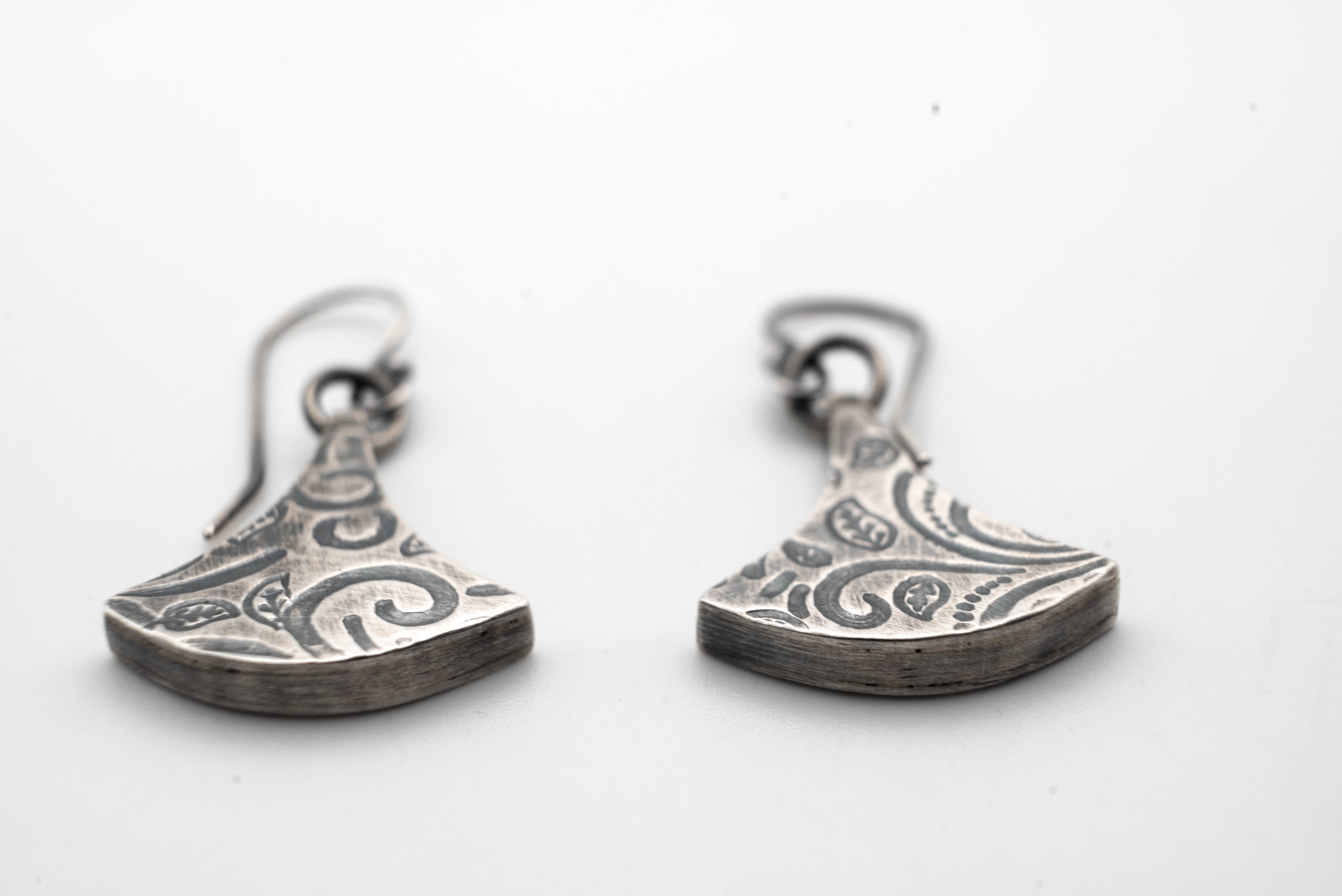 Ασημένια κρεμαστά σκουλαρίκια με ανάγλυφο σχέδιο