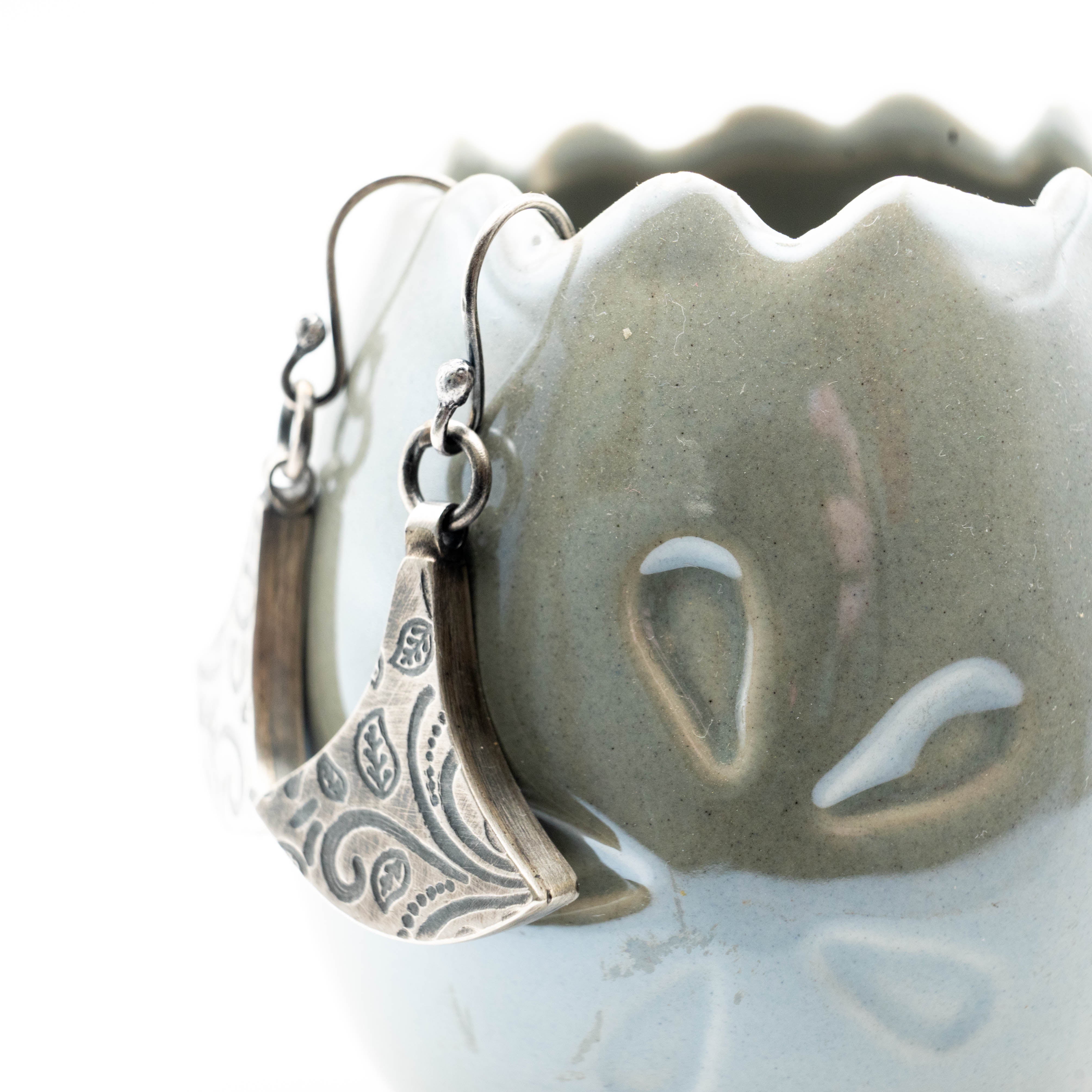 Ασημένια κρεμαστά σκουλαρίκια με ανάγλυφο σχέδιο