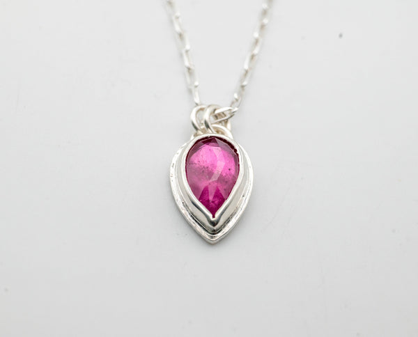 Ασημένιο χειροποίητο κολιέ με Ροζ Ζαφείρι