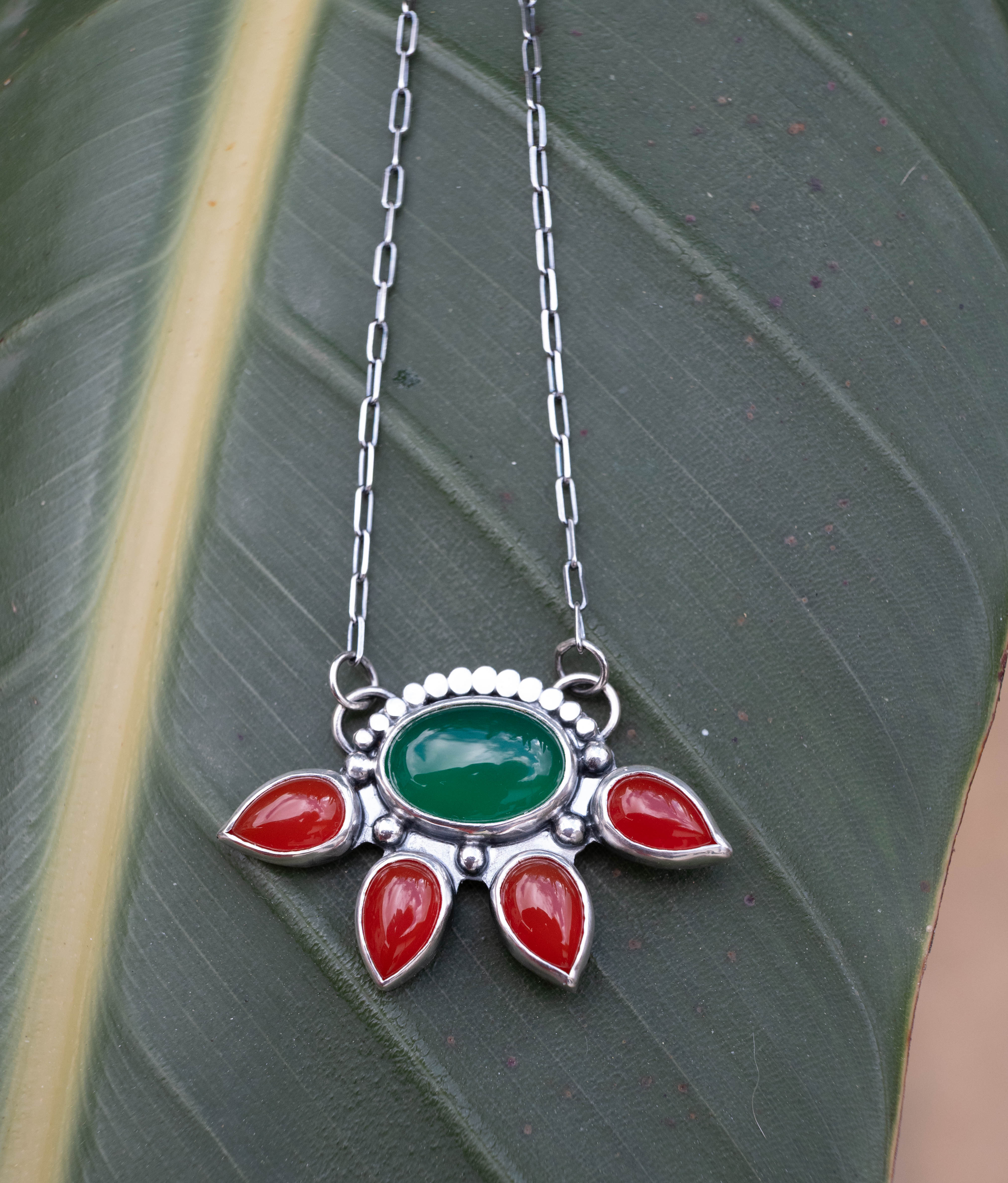 χειροποίητο κολιέ με κόκκινο και πράσινο όνυχα