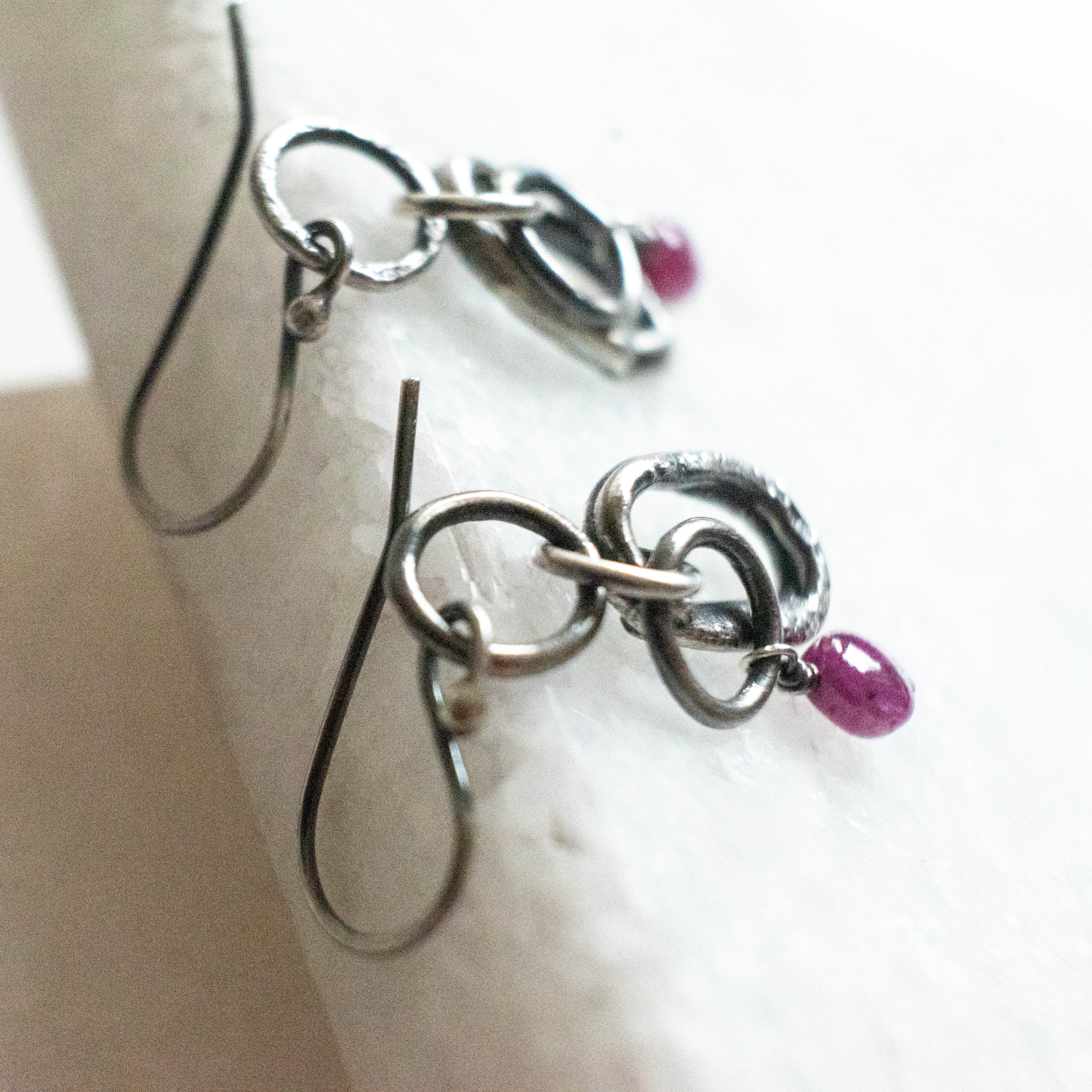 σκουλαρικια με ρουμπινι