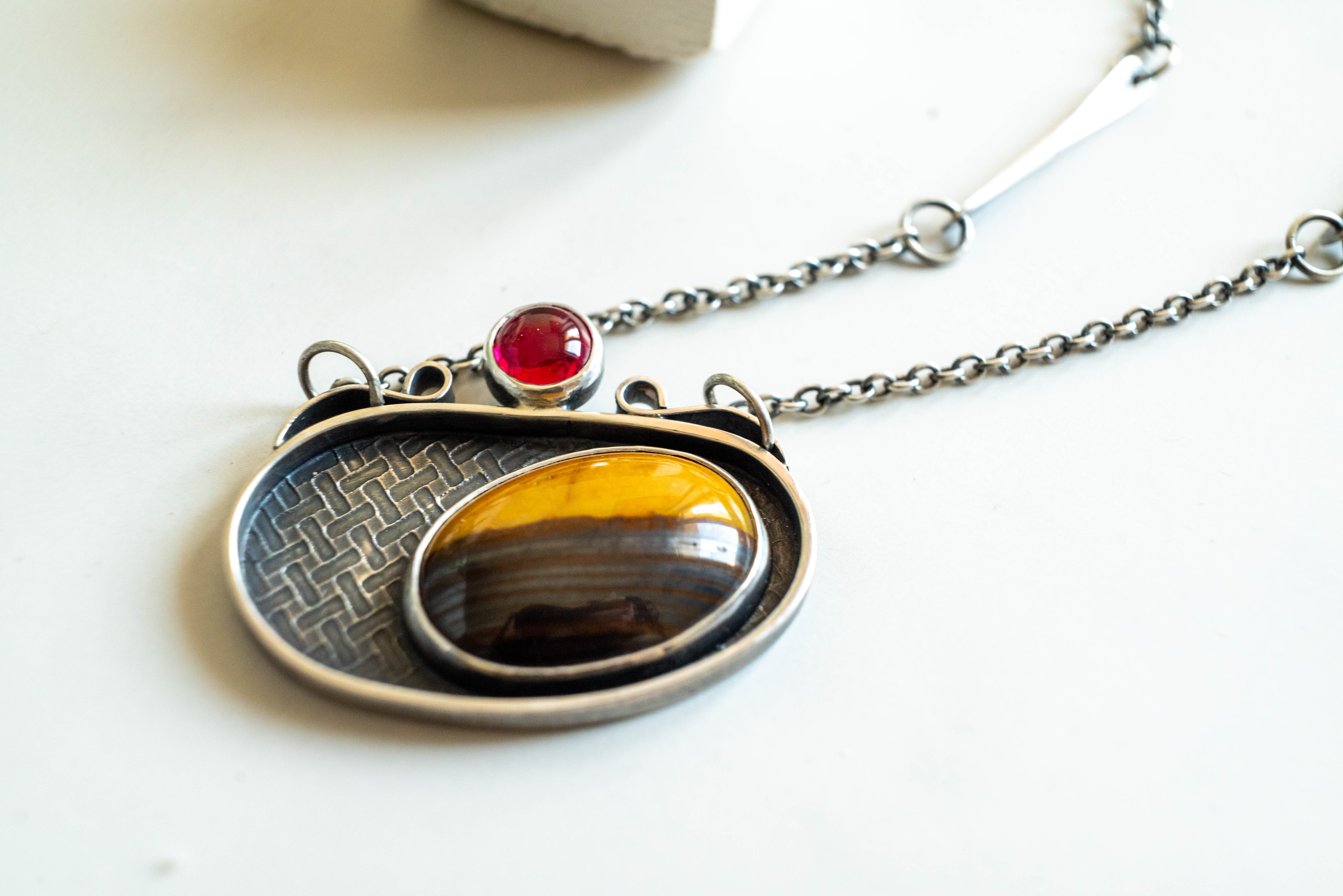 Χειροποίητο ασημένιο κολιέ με Μάτι της Τίγρης και Ρουμπίνι