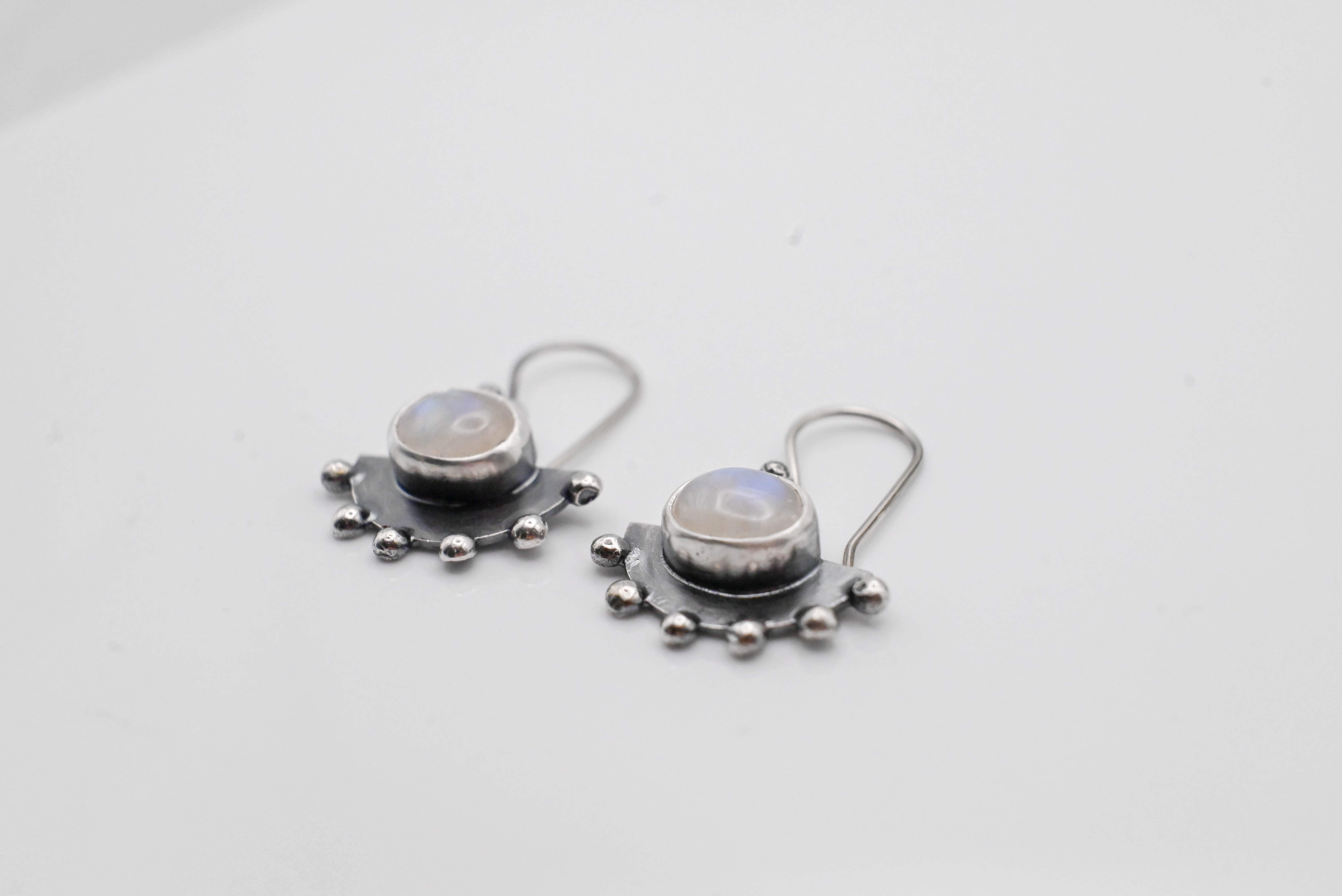 Ασημένια σκουλαρίκια με moonstone 8x10mm και οξειδωμένο φινίρισμα - SILVERstro