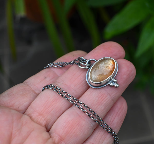 Χειροποίητο κολιέ ηλιόλιθος sunstone bezel ασήμι οξειδωμένο SILVERstro
