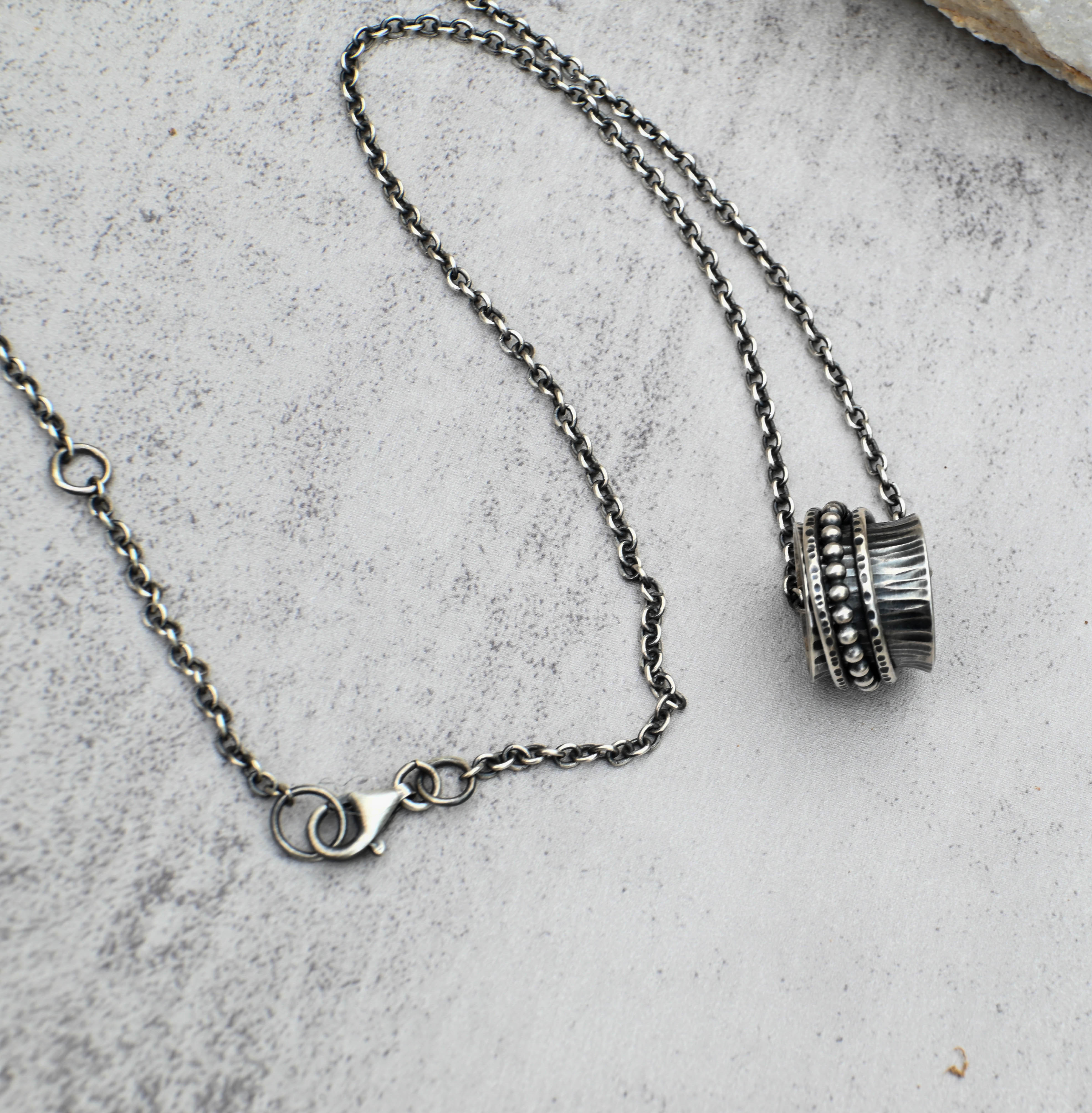 Spinner κολιέ ασήμι 925 λεπτομέρεια ραβδώσεων και beaded δαχτυλιδιών SILVERstro
