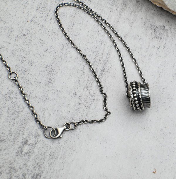 Spinner κολιέ ασήμι 925 λεπτομέρεια ραβδώσεων και beaded δαχτυλιδιών SILVERstro