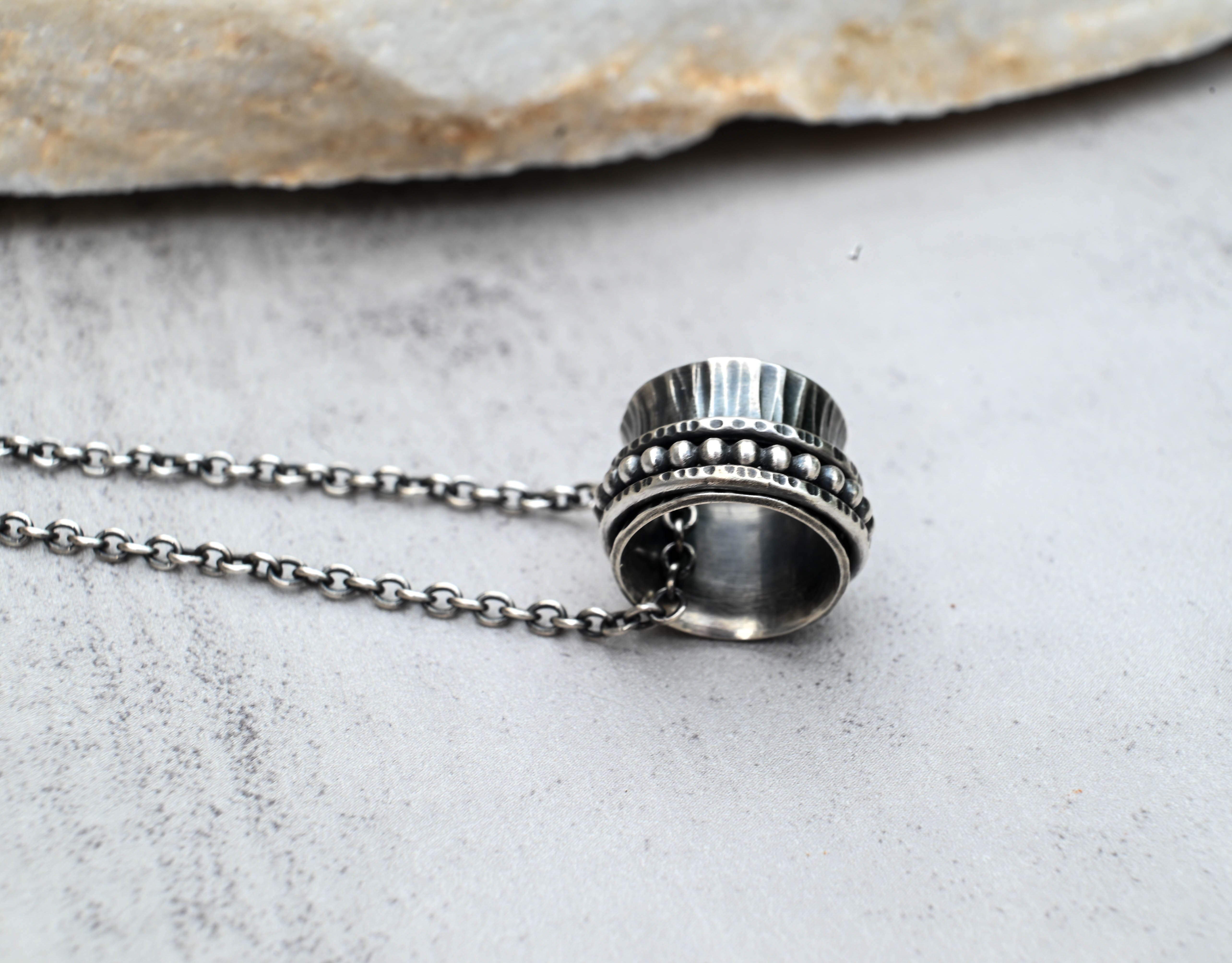 Spinner κολιέ από ασήμι 925 με οξείδωση και beaded λεπτομέρειες πλάγια όψη σε πέτρα SILVERstro