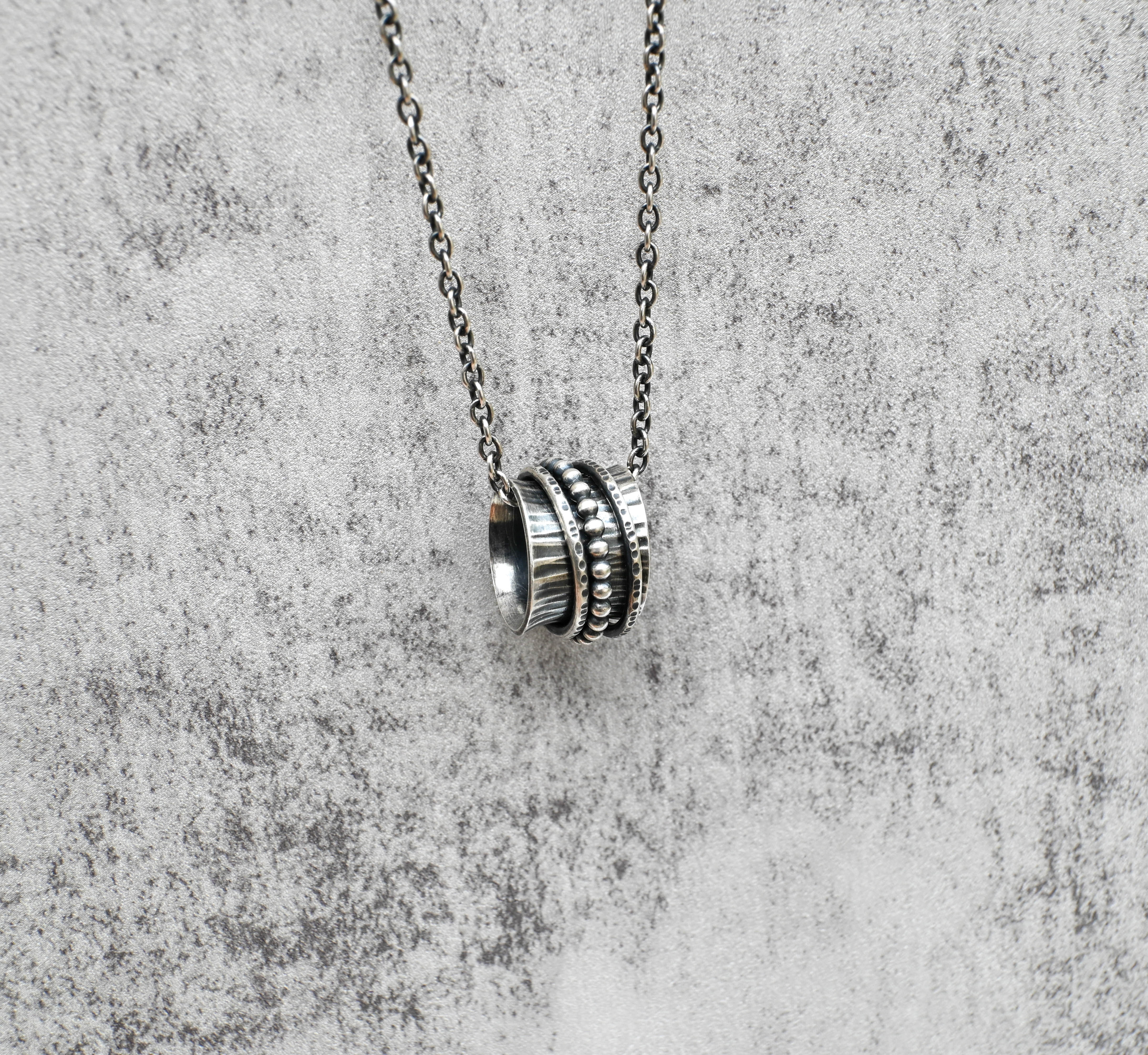 Spinner κολιέ ασήμι 925 κρεμαστό σε γκρι φόντο beaded και ραβδωτό pendant SILVERstro