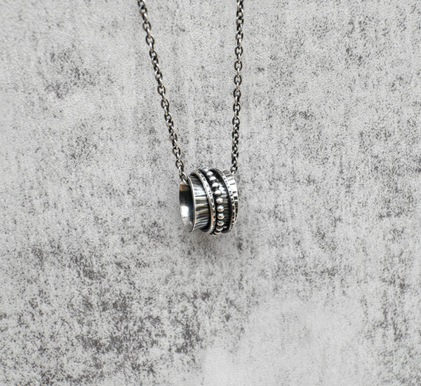 Spinner κολιέ ασήμι 925 κρεμαστό σε γκρι φόντο beaded και ραβδωτό pendant SILVERstro