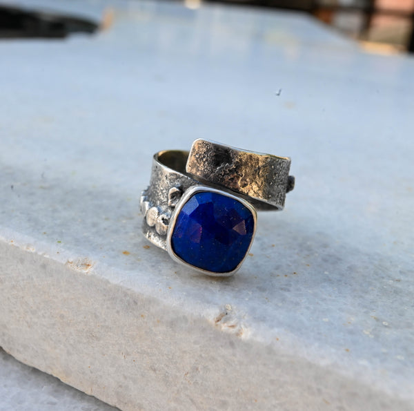 Δαχτυλίδι ασήμι 925 με μπλε lapis lazuli - λεπτομέρεια πέτρας - SILVERstro