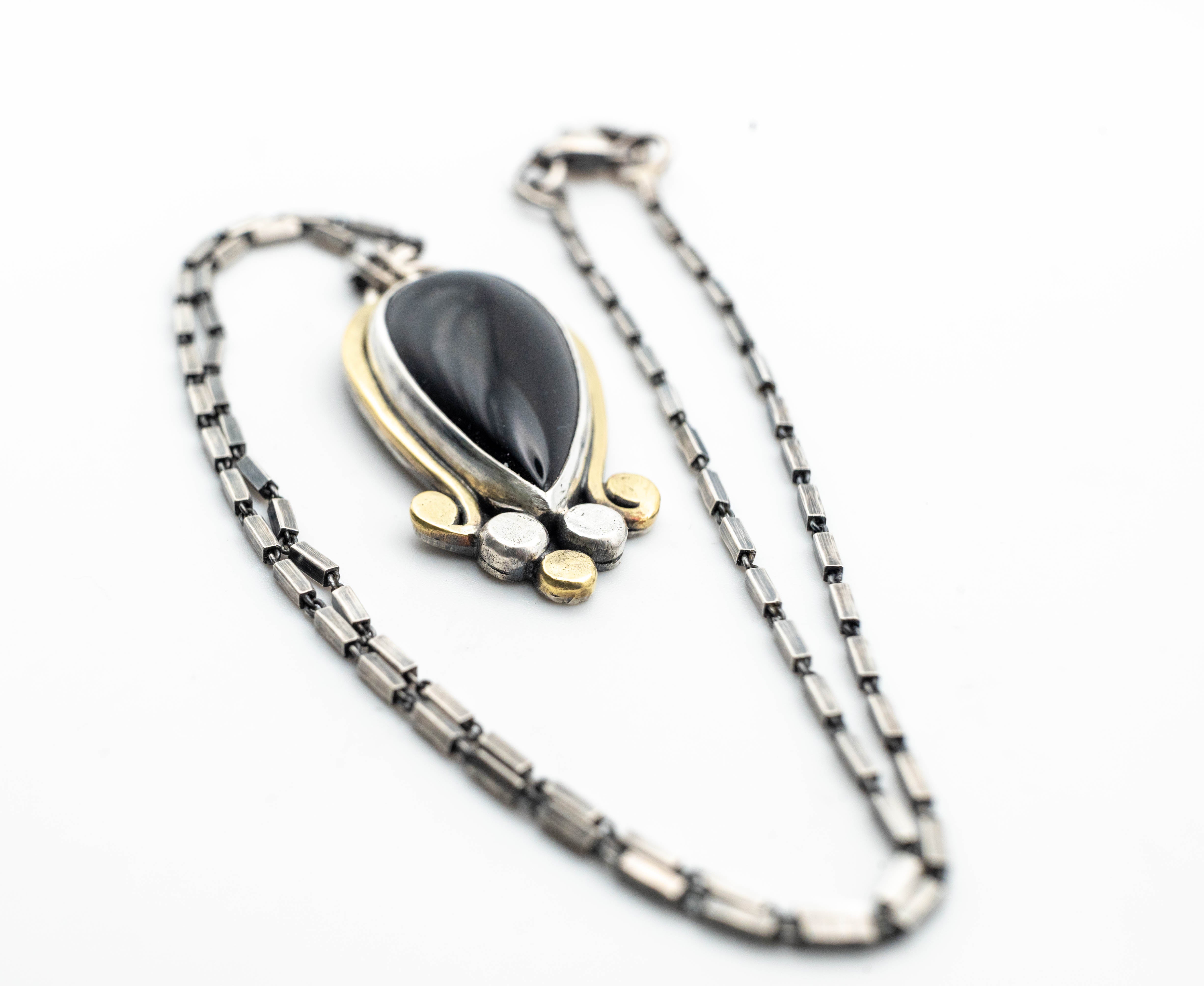 κολιε με μαυρη πετρα