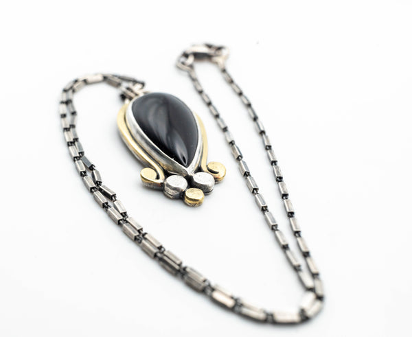 κολιε με μαυρη πετρα