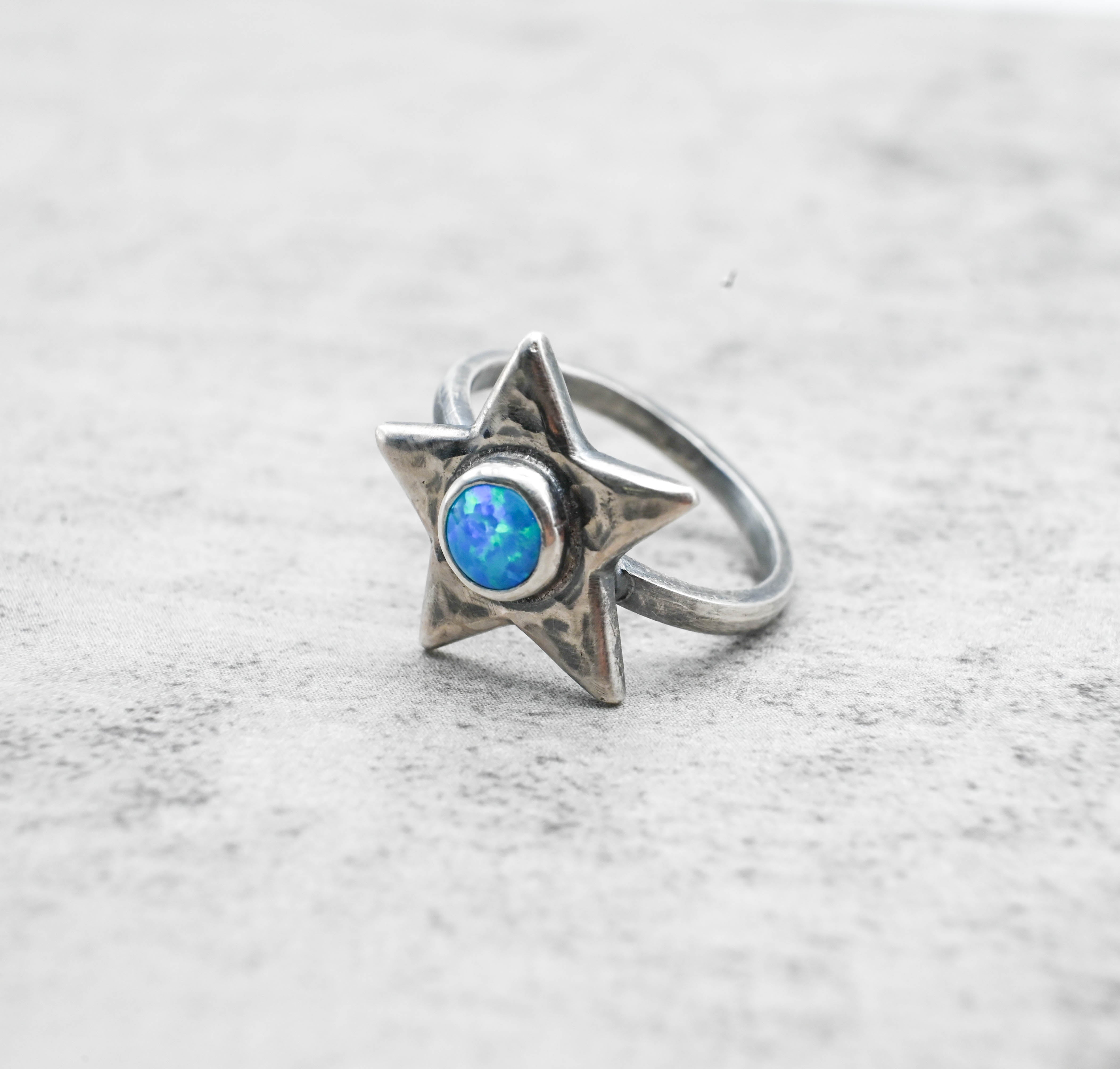 Δαχτυλίδι ασήμι 925 με σφυρήλατο αστέρι και opal – πλάγια όψη 2