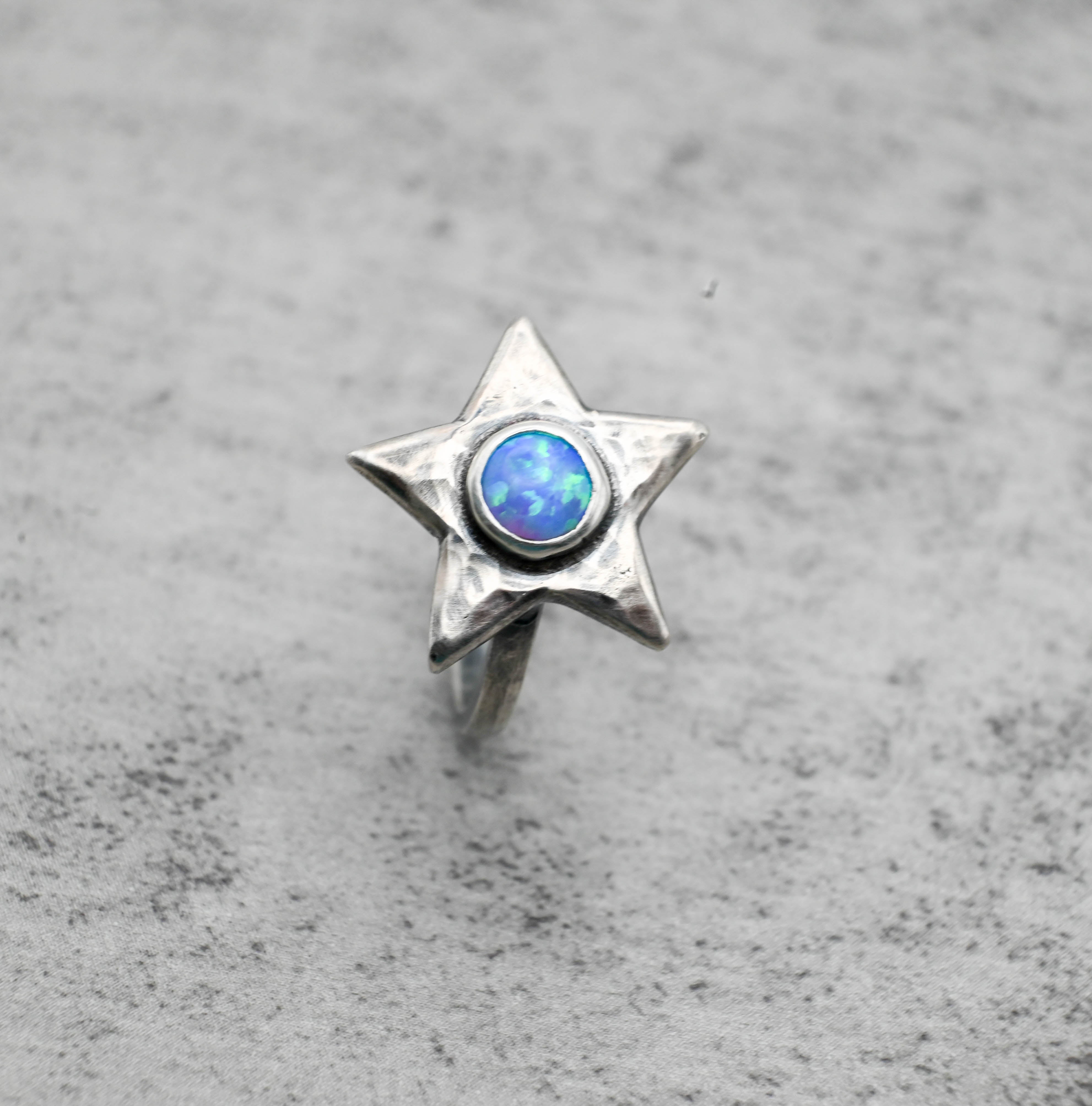 Δαχτυλίδι ασήμι αστέρι με light blue opal lab created – λεπτομέρεια