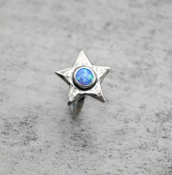 Δαχτυλίδι ασήμι αστέρι με light blue opal lab created – λεπτομέρεια