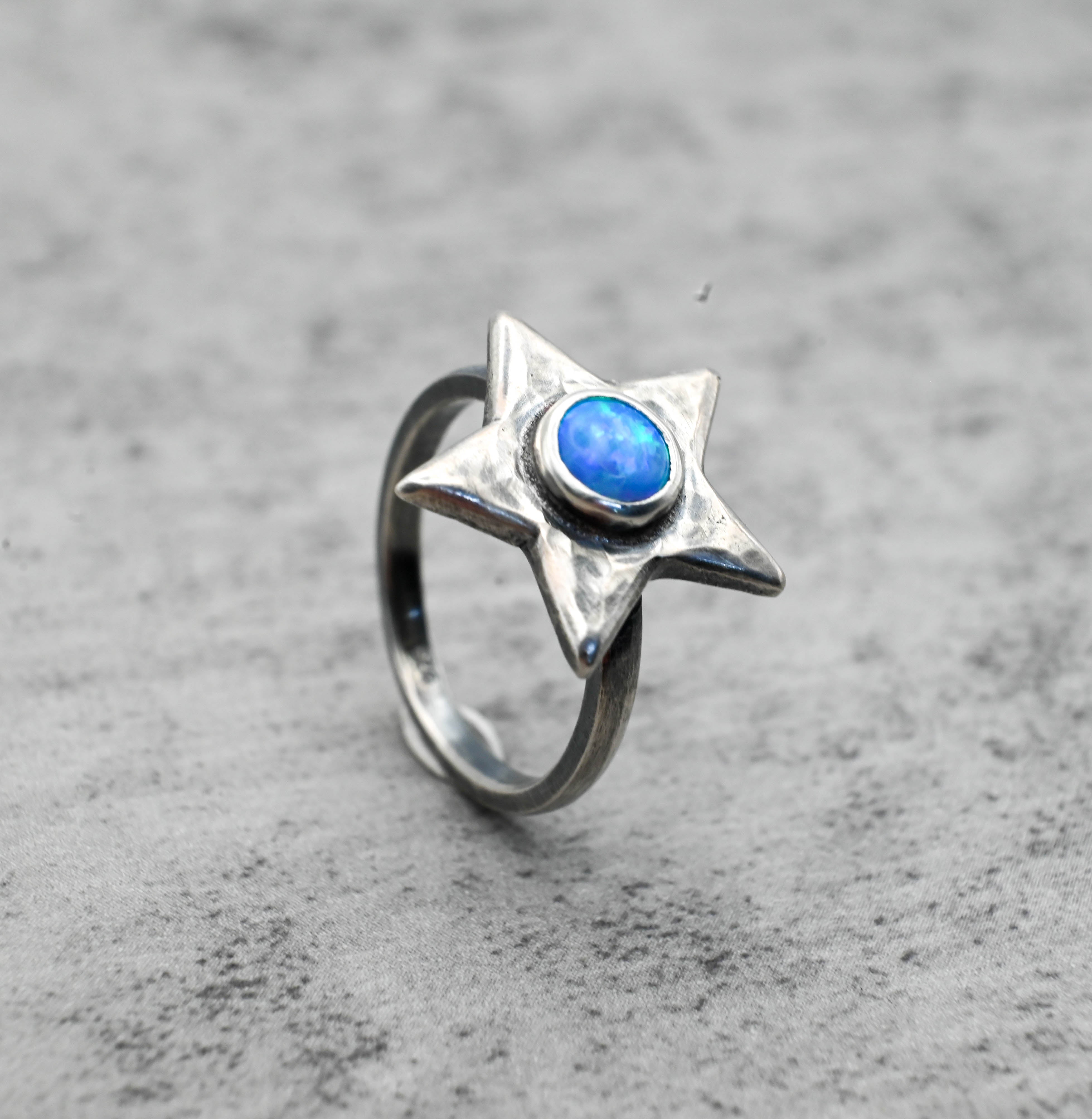 Δαχτυλίδι ασήμι 925 με σφυρήλατο αστέρι και light blue opal – πλάγια όψη