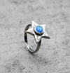 Δαχτυλίδι ασήμι 925 με σφυρήλατο αστέρι και light blue opal – πλάγια όψη