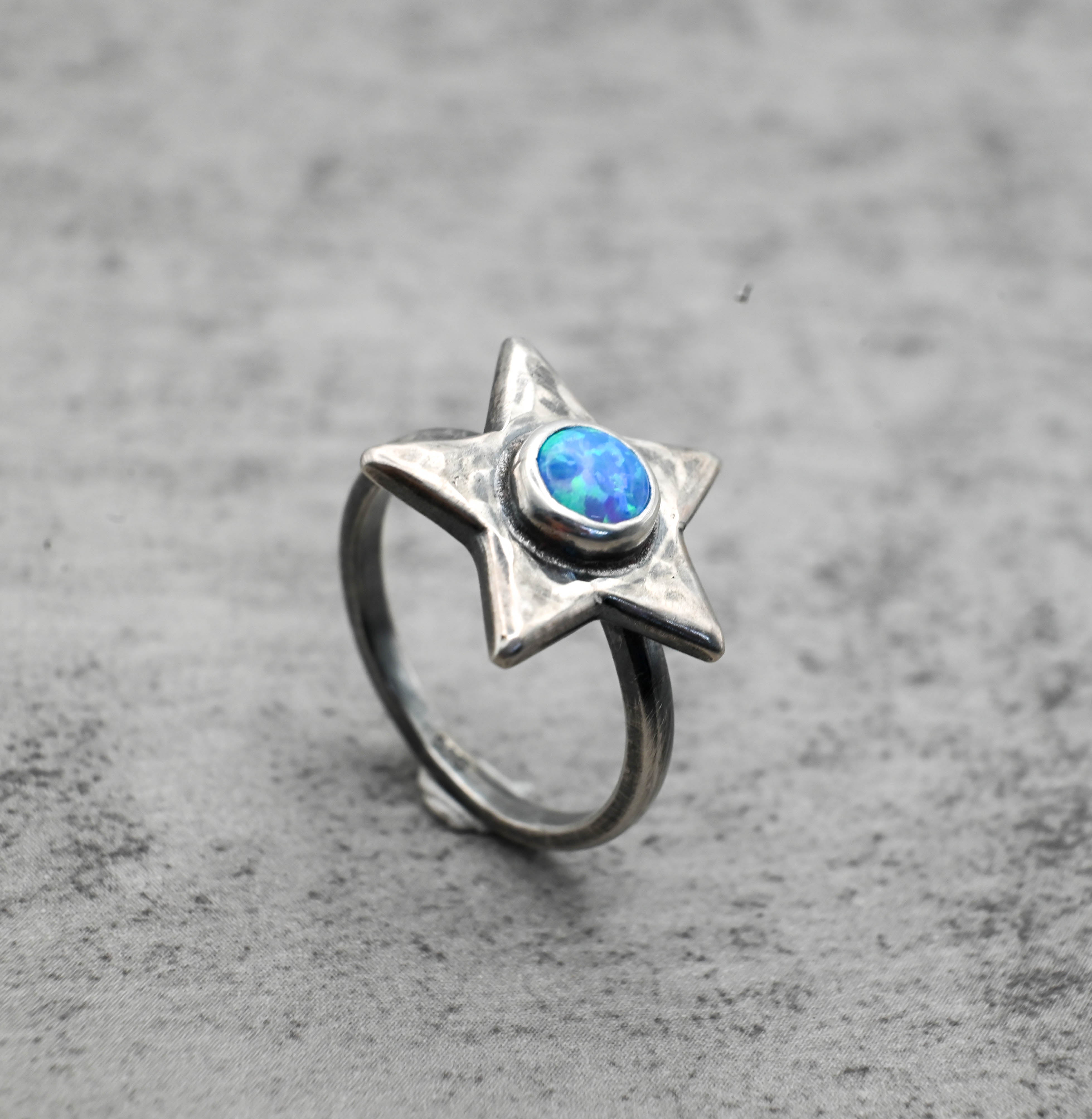 Δαχτυλίδι ασήμι αστέρι light blue opal – μπροστινή όψη